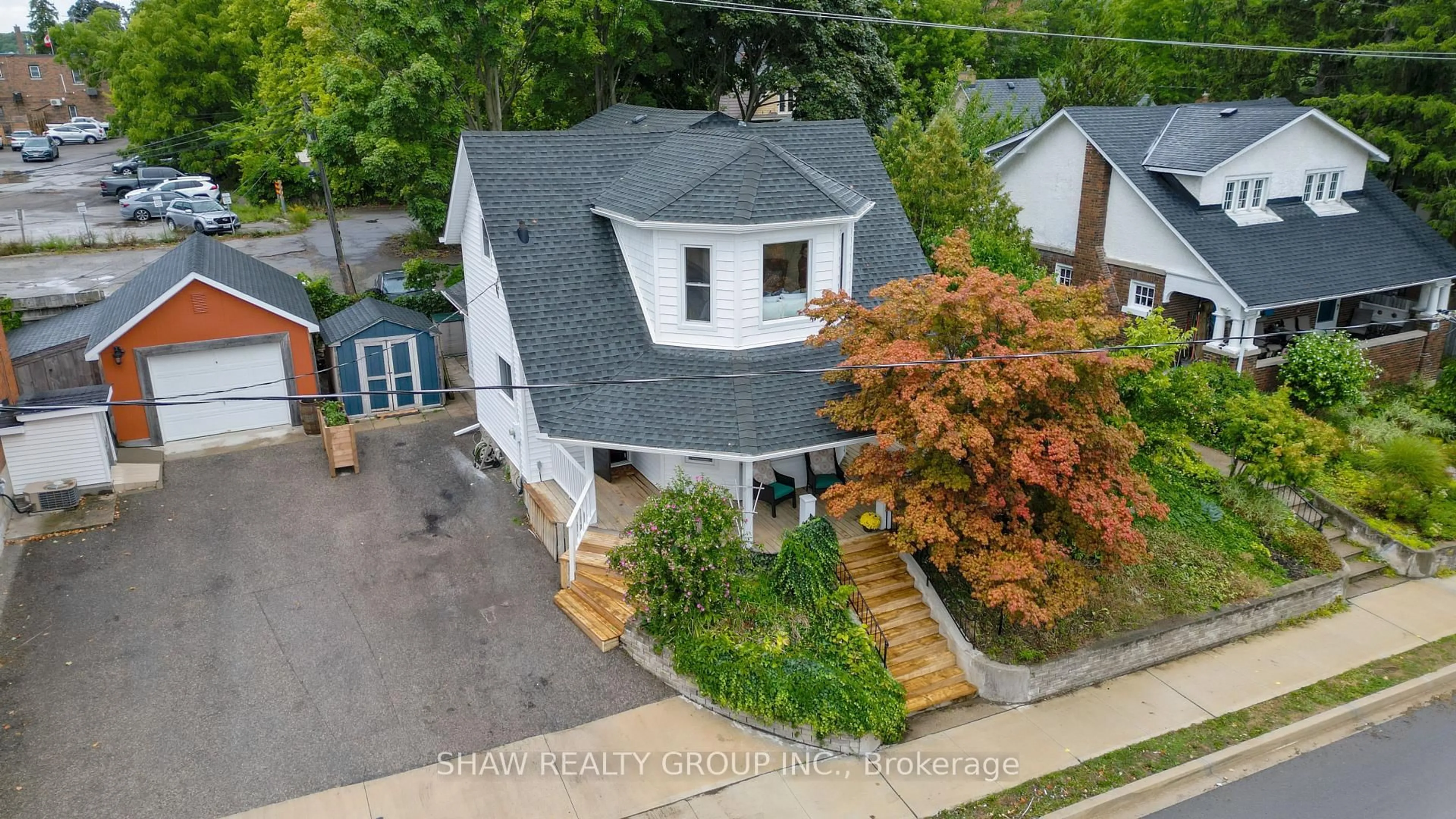 A pic from outside/outdoor area/front of a property/back of a property/a pic from drone, street for 132 Church St, Cambridge Ontario N3H 1V7