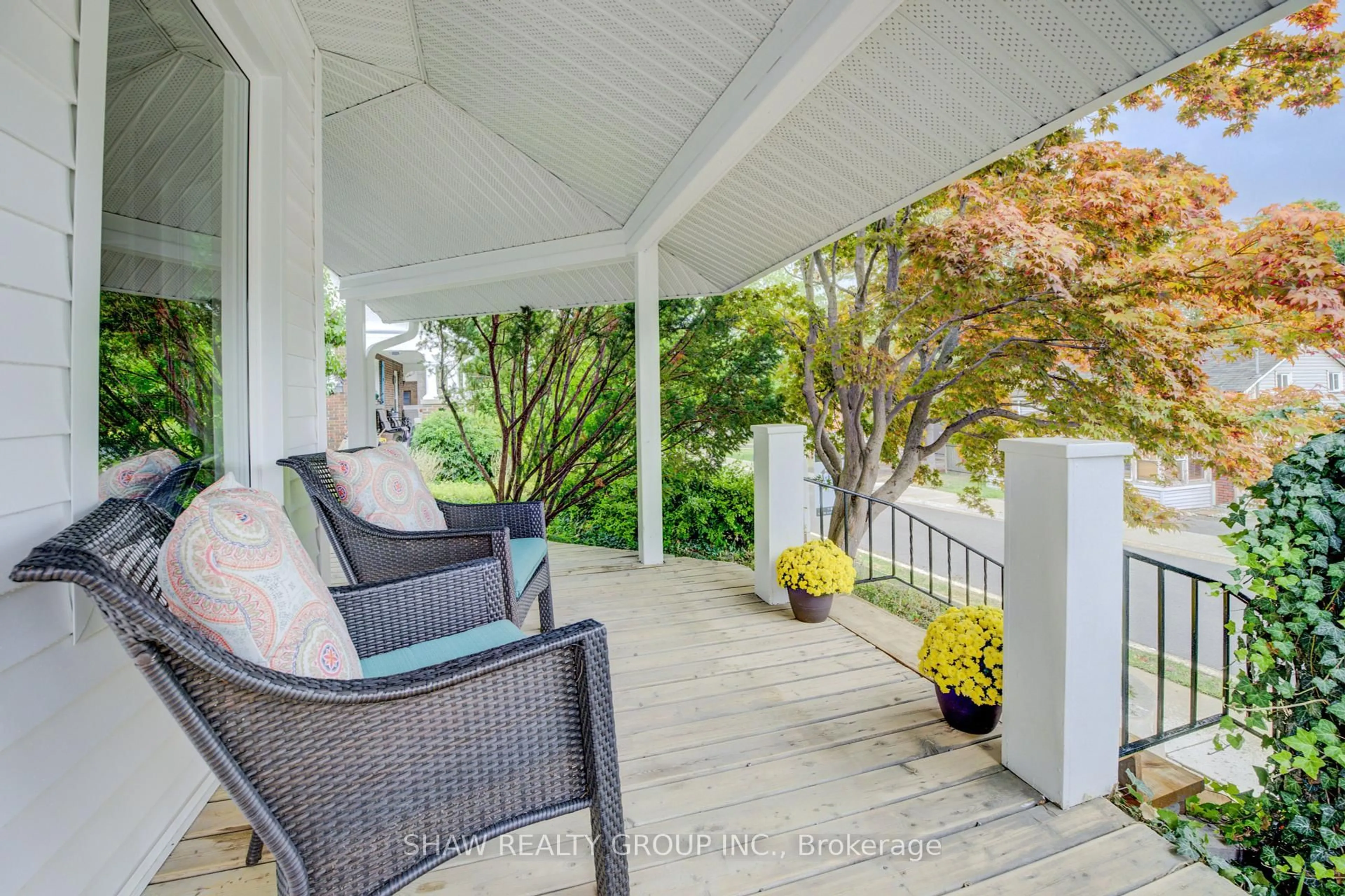 Patio, street for 132 Church St, Cambridge Ontario N3H 1V7
