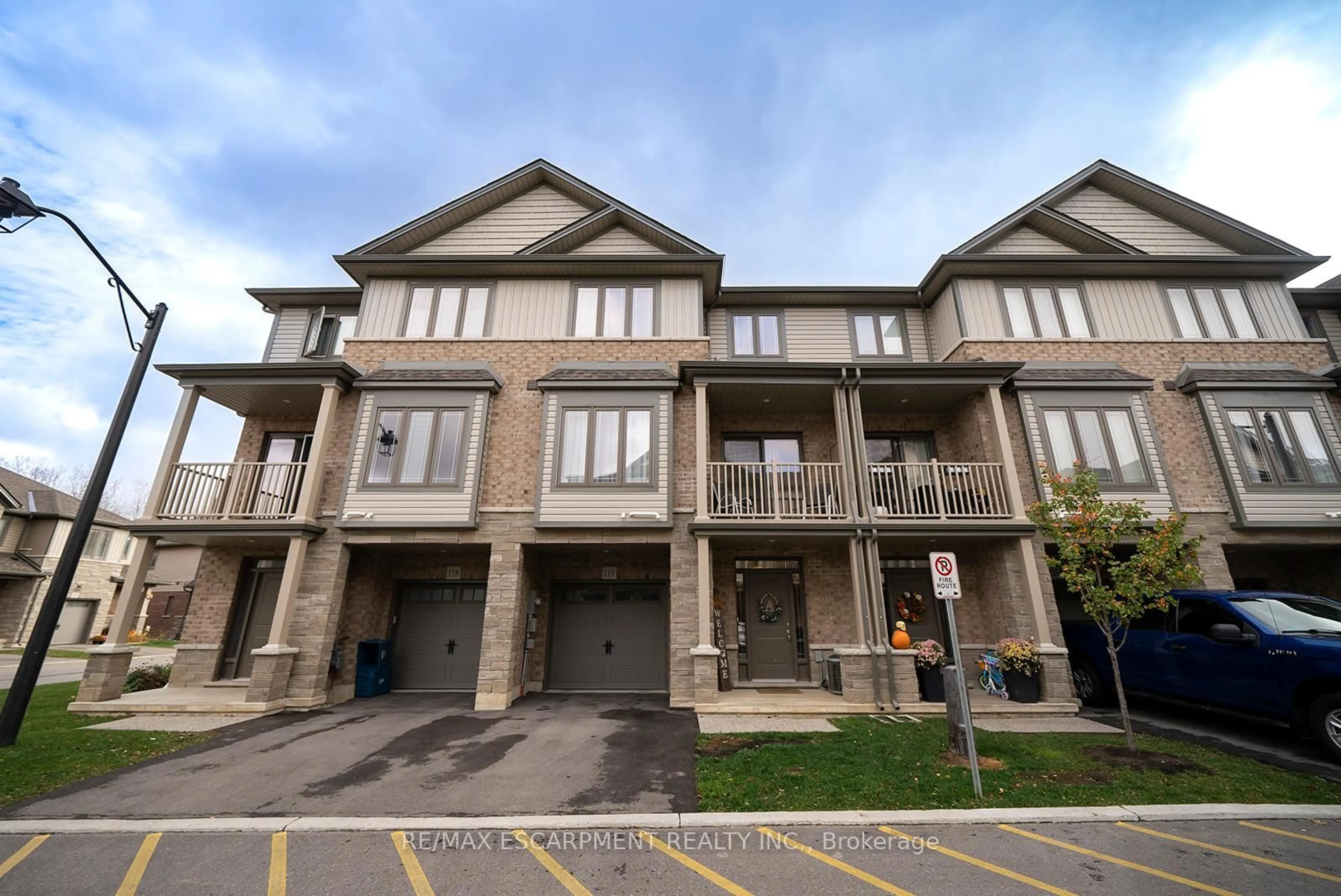 A pic from outside/outdoor area/front of a property/back of a property/a pic from drone, unknown for 77 Diana Ave #119, Brantford Ontario N3T 6P9
