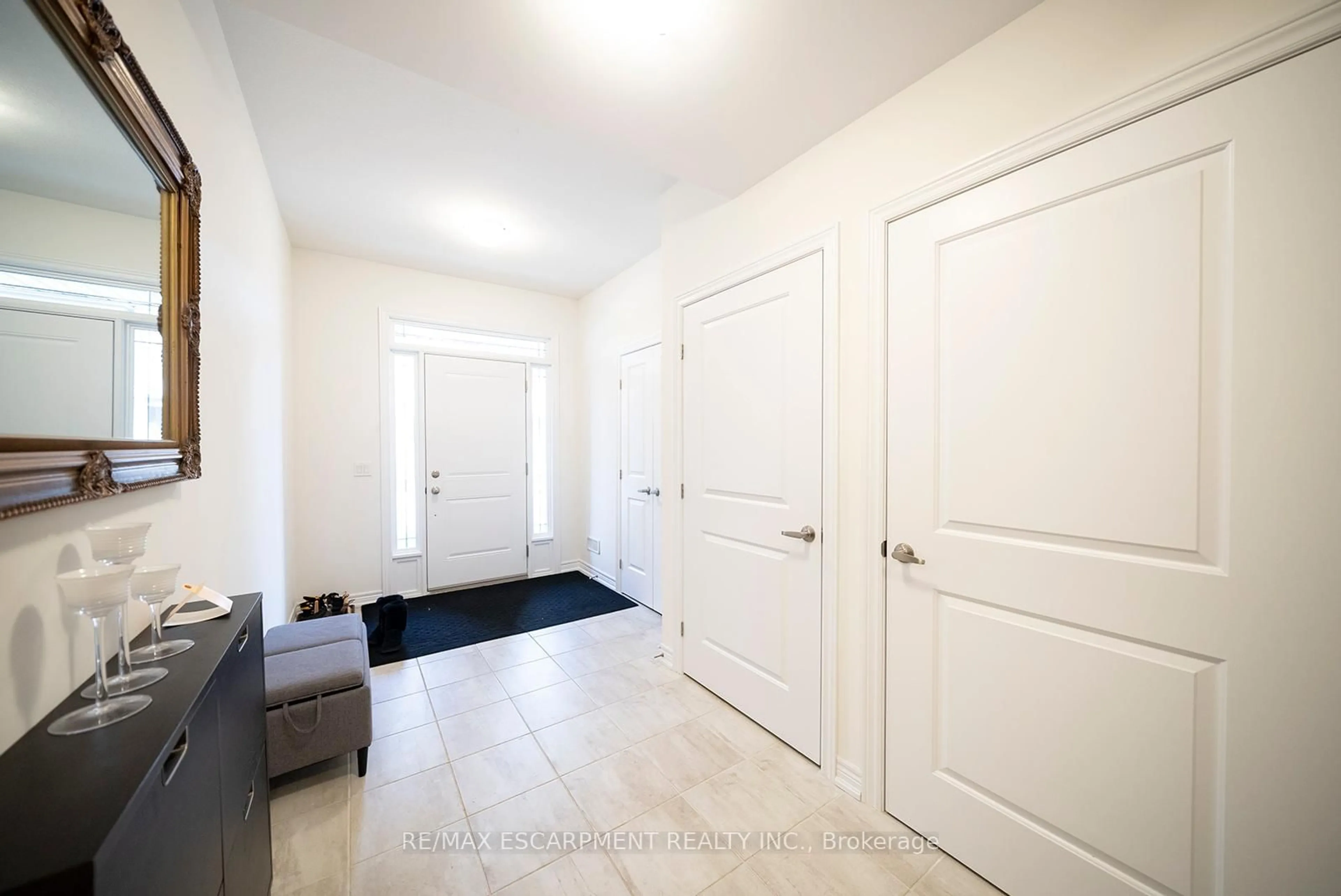 Indoor entryway for 77 Diana Ave #119, Brantford Ontario N3T 6P9