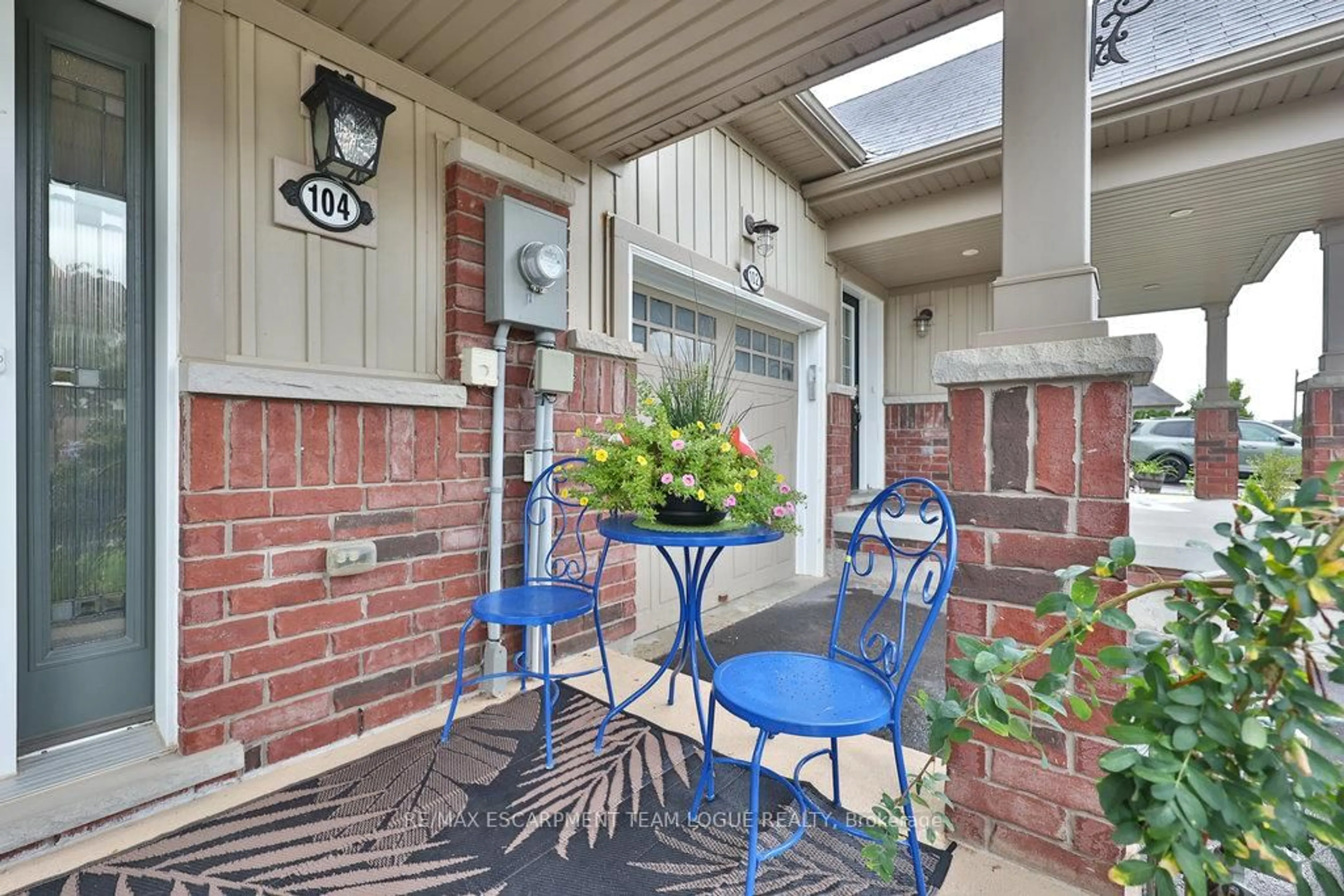 Patio, street for 104 Bisset Ave, Brantford Ontario N3T 0H4
