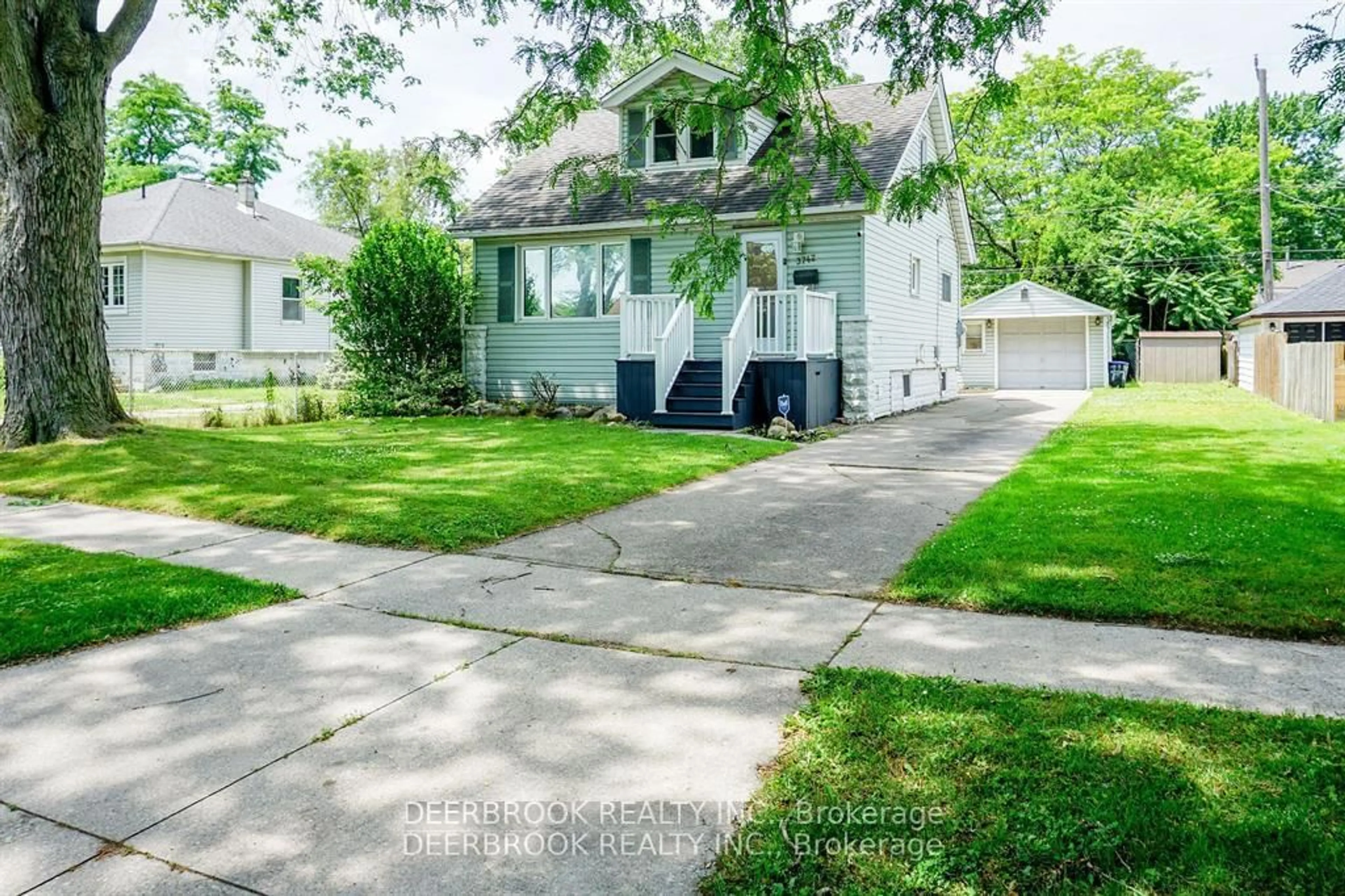 A pic from outside/outdoor area/front of a property/back of a property/a pic from drone, street for 3742 Montcalm St, Windsor Ontario N9C 2A9