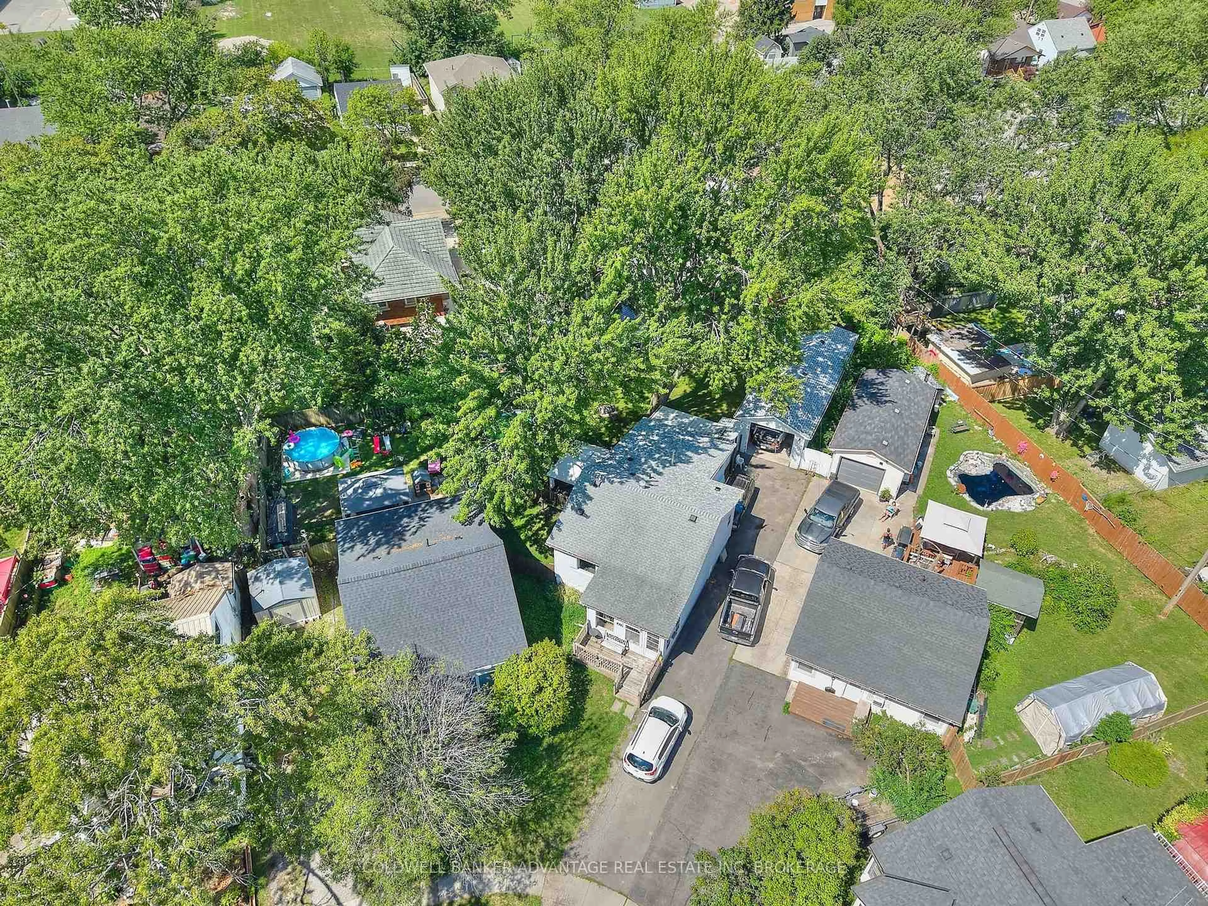 A pic from outside/outdoor area/front of a property/back of a property/a pic from drone, unknown for 41 Dunkirk Crt, Welland Ontario L3B 4W1