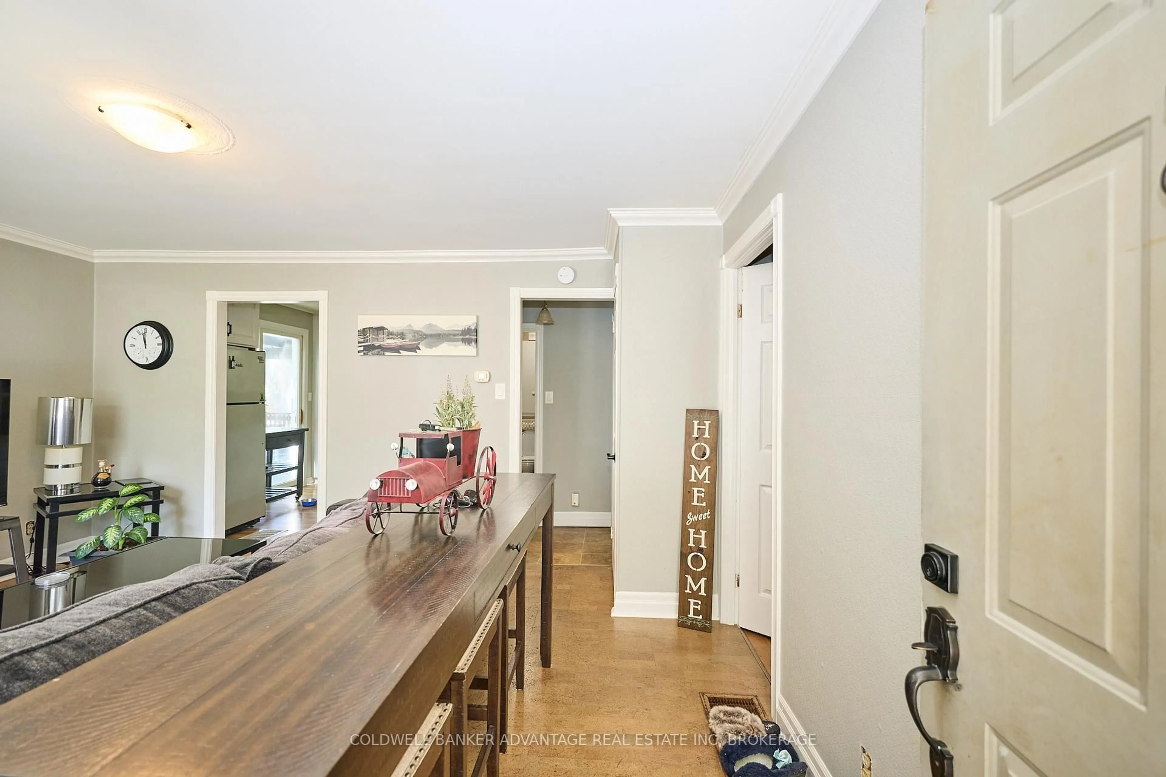 Dining room, wood/laminate floor for 41 Dunkirk Crt, Welland Ontario L3B 4W1