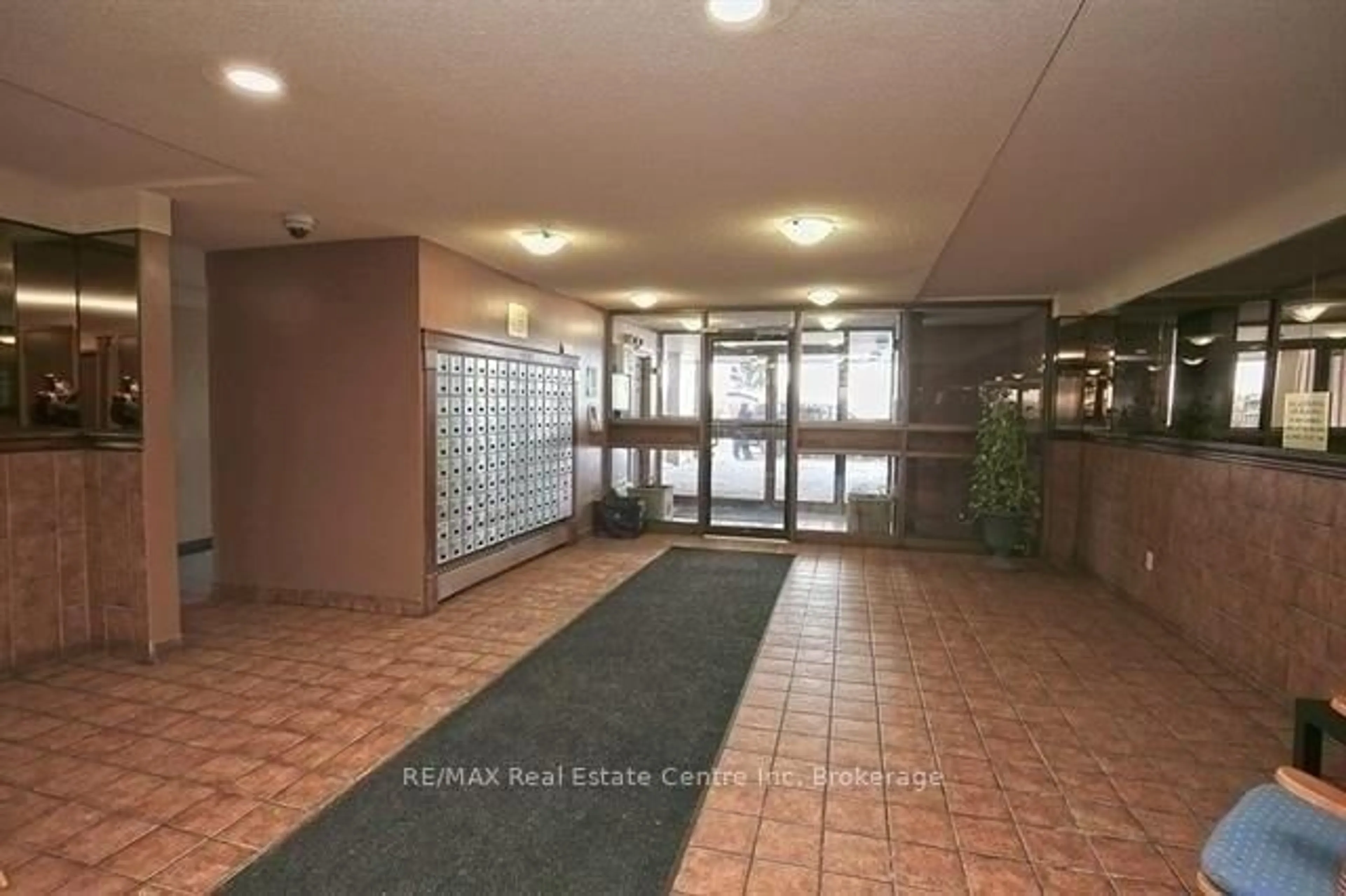 Indoor foyer for 15 Albright Rd #17, Hamilton Ontario L8K 5J2