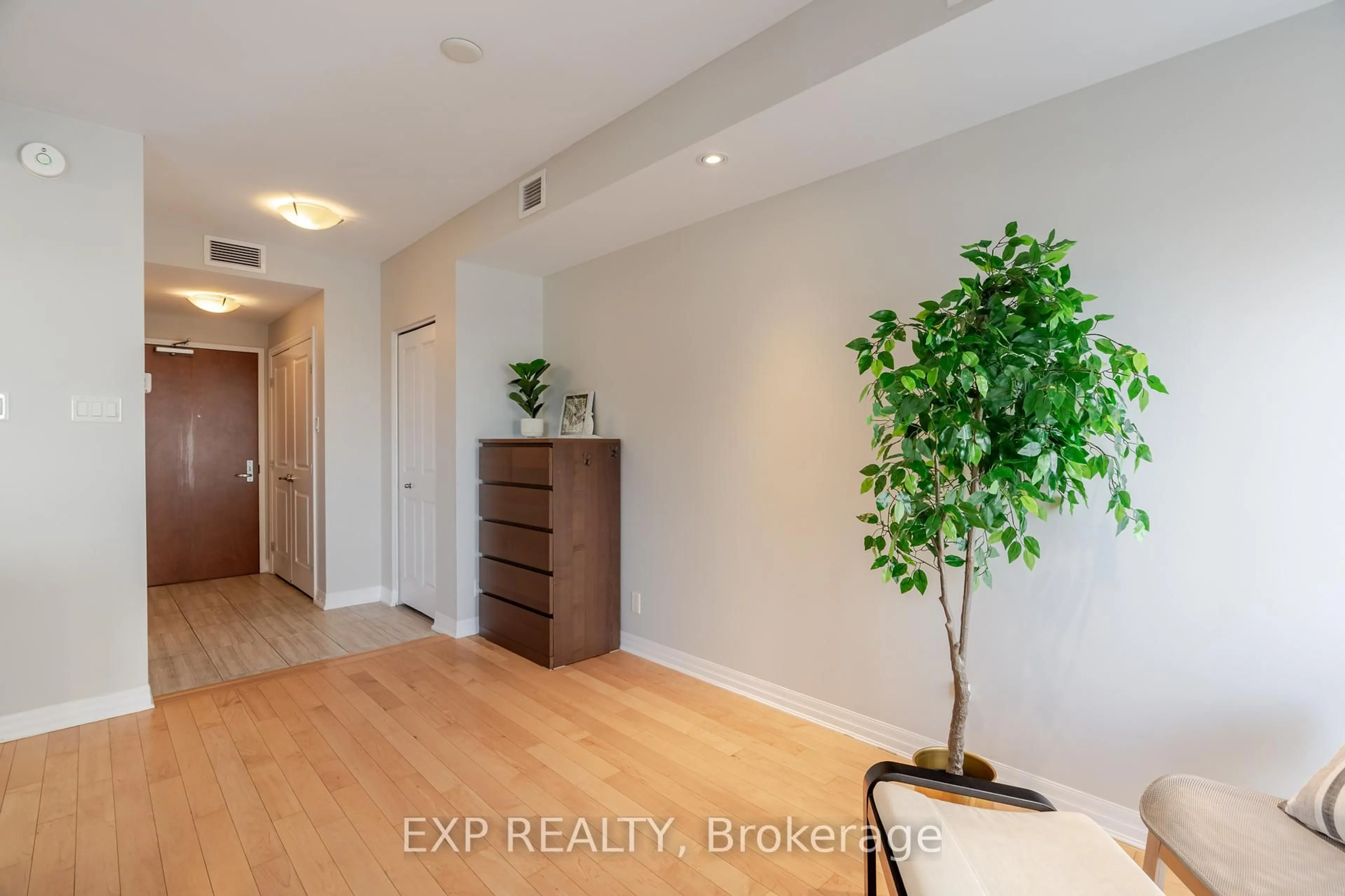 Indoor entryway for 242 RIDEAU St #2308, Ottawa Ontario K1N 0B7