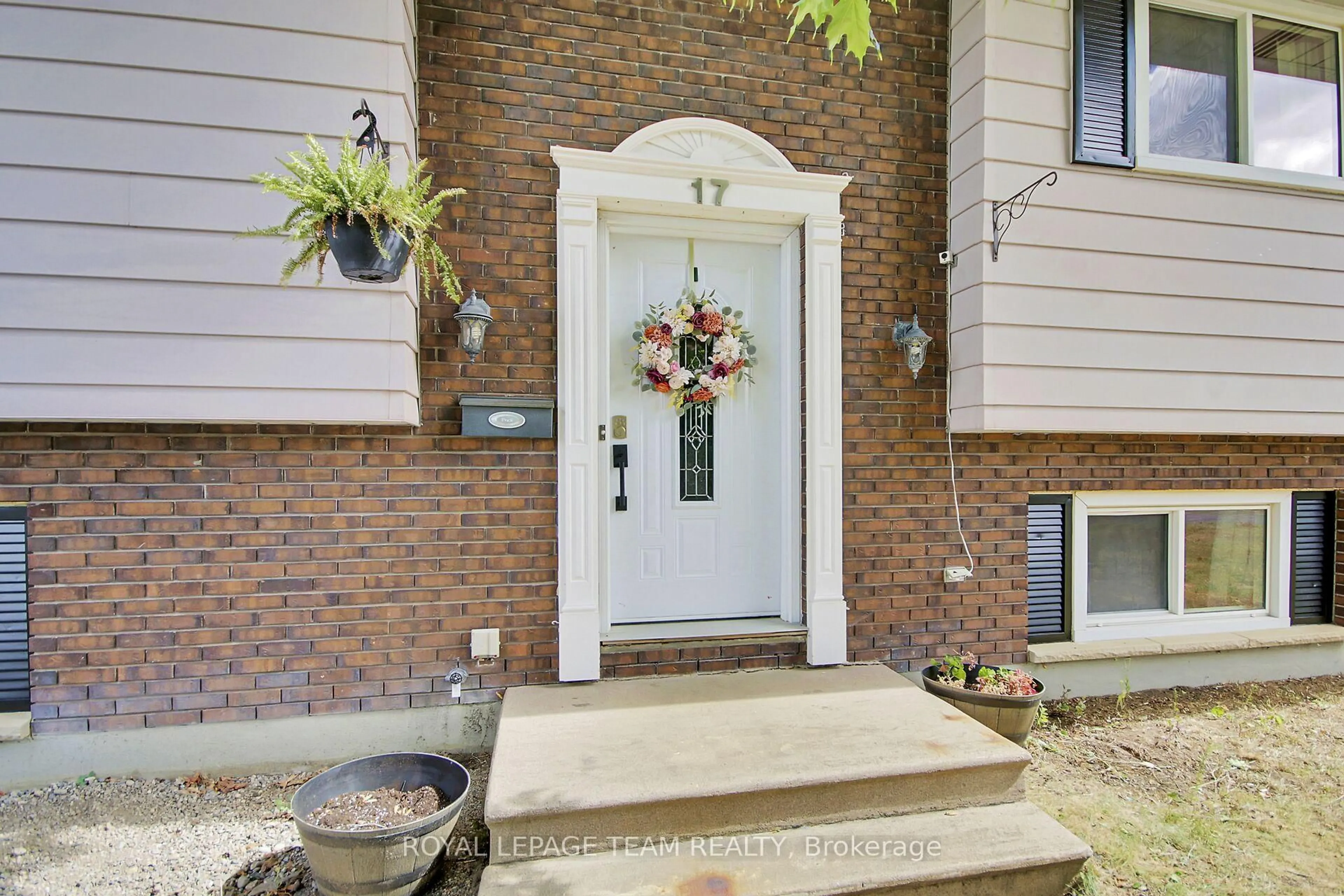 Indoor entryway for 17 Owlshead Rd Rd, Munster Ontario K0A 3P0
