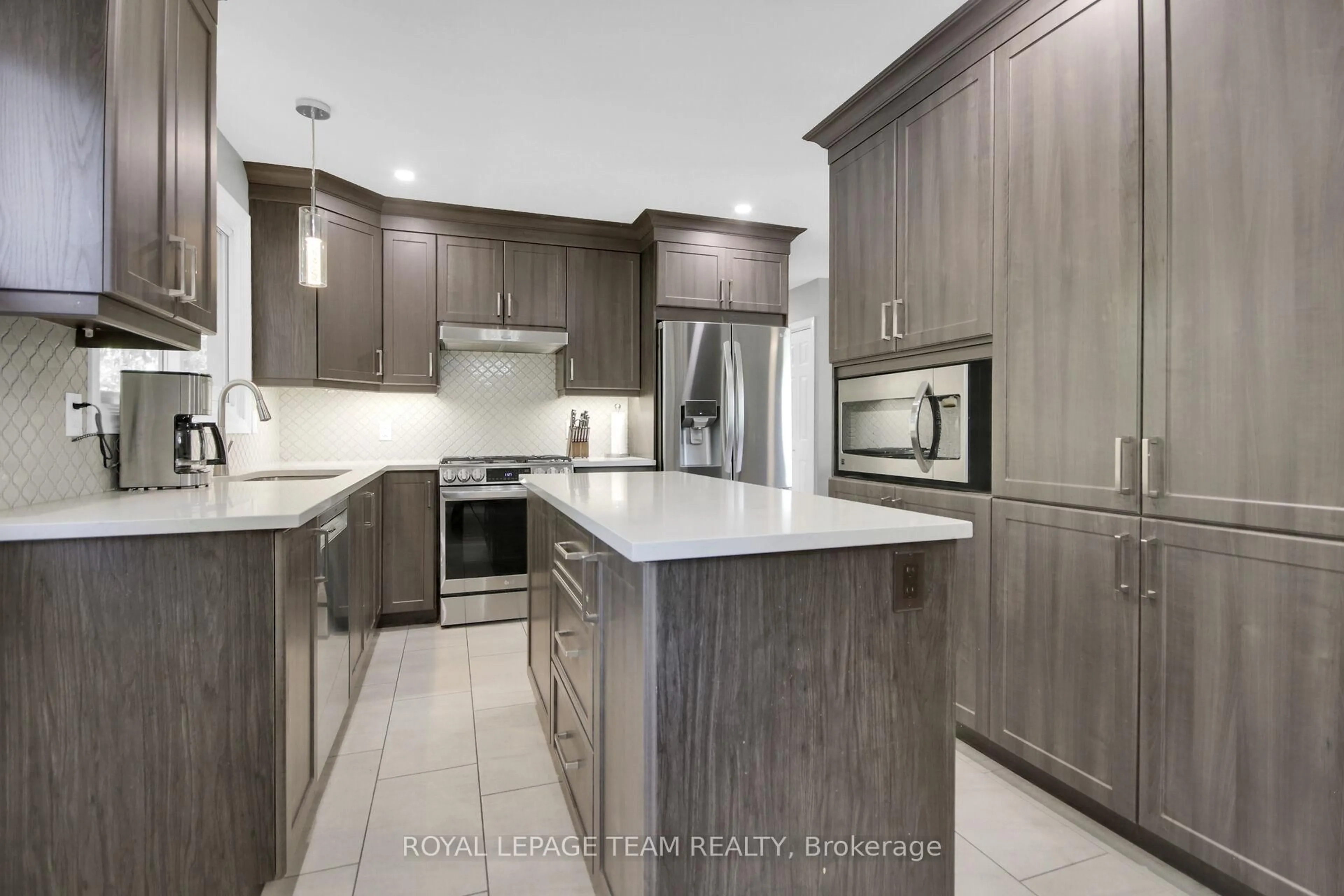Contemporary kitchen, unknown for 17 Owlshead Rd Rd, Munster Ontario K0A 3P0
