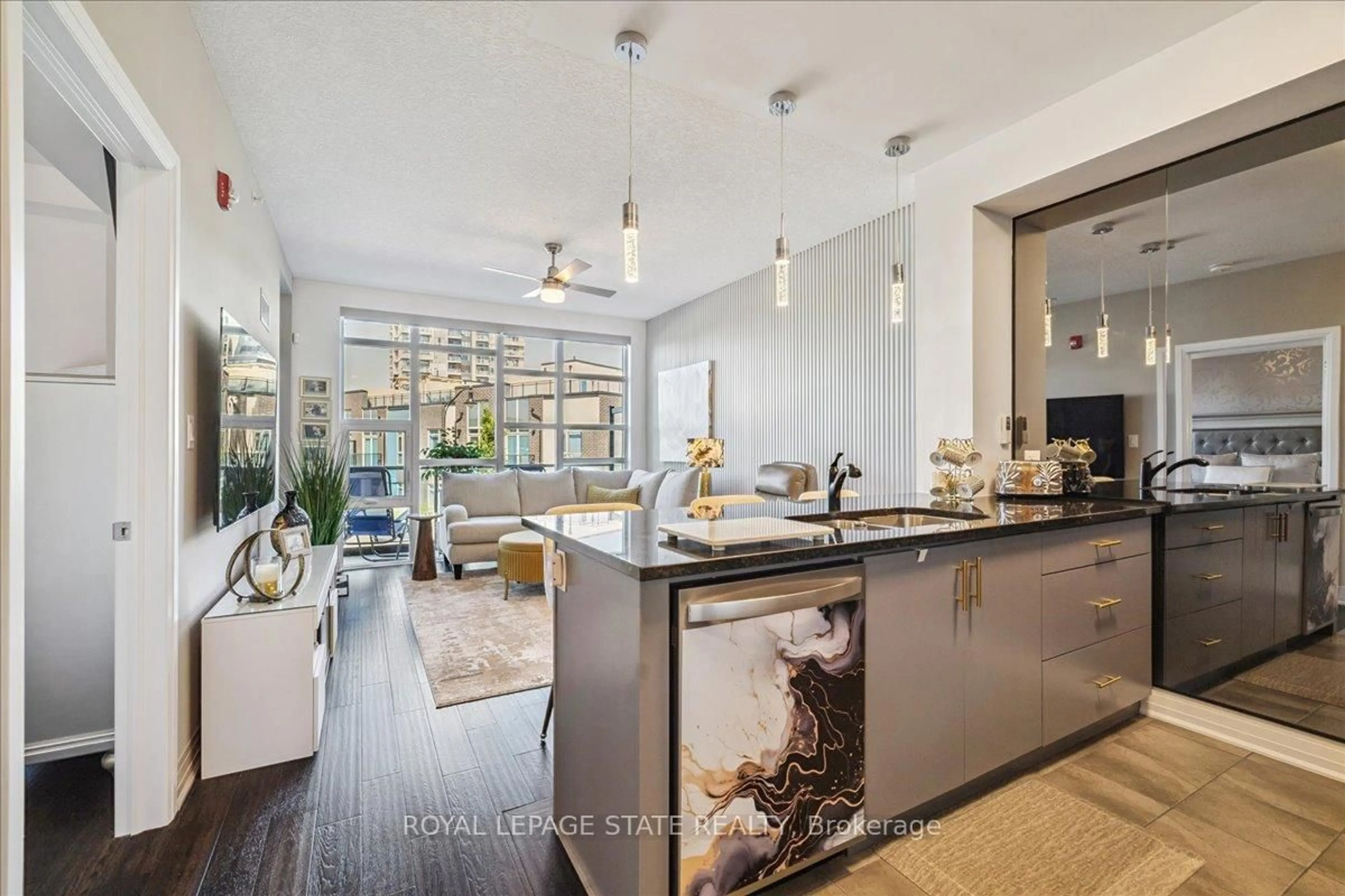 Open concept kitchen, unknown for 10 Concord Pl #204, Grimsby Ontario L3M 0G6