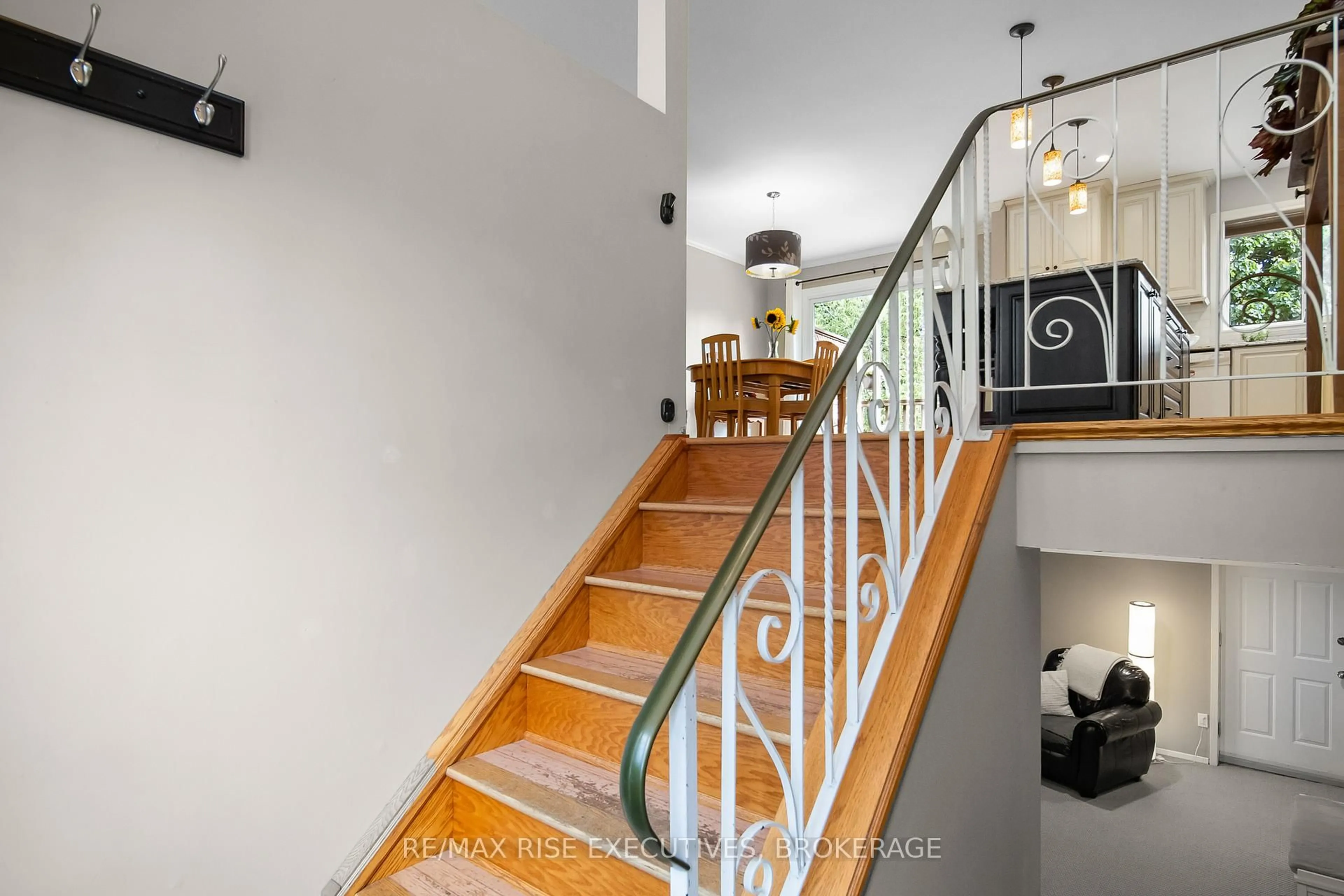 Indoor foyer for 932 Milford Dr, Kingston Ontario K7P 1N6