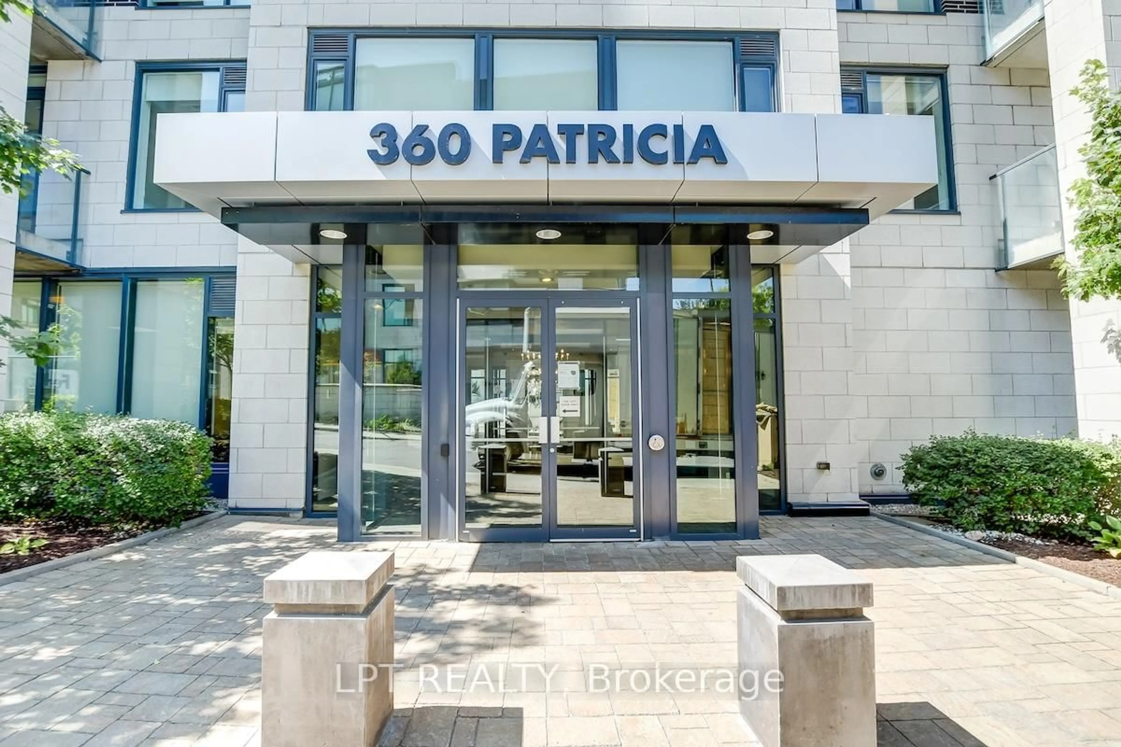 Patio, street for 360 Patricia Ave #520, Ottawa Ontario K1Z 0A8