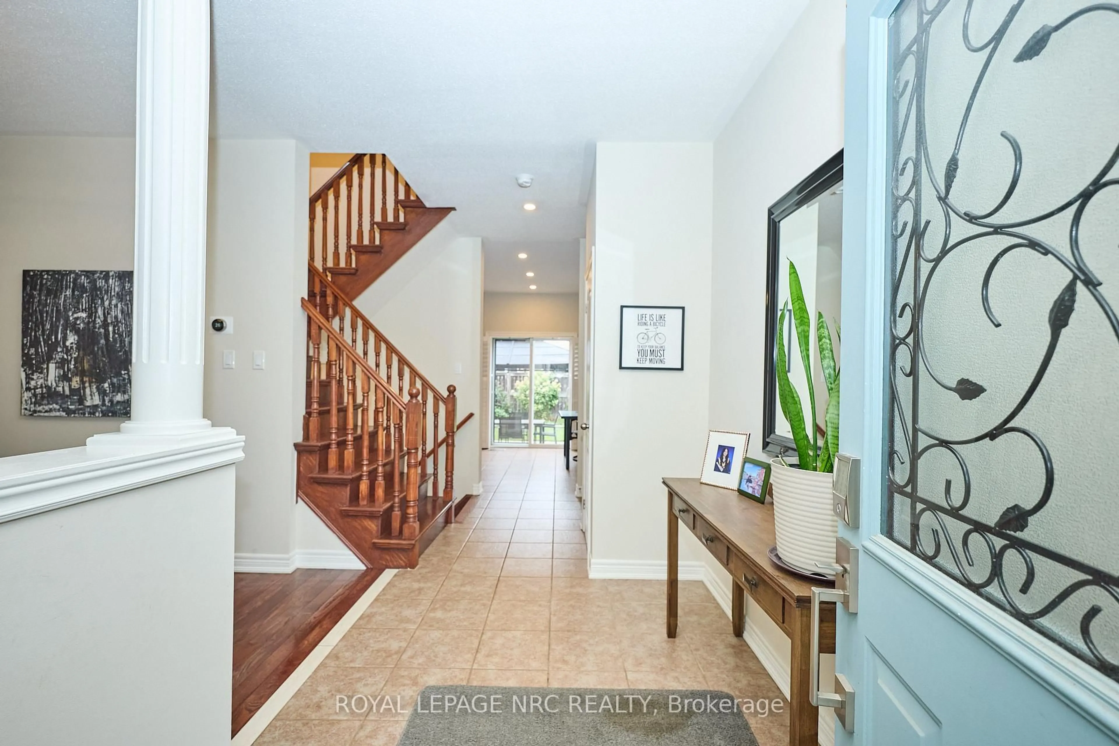 Indoor foyer for 27 Goldeye Dr, Hamilton Ontario L8E 6C2