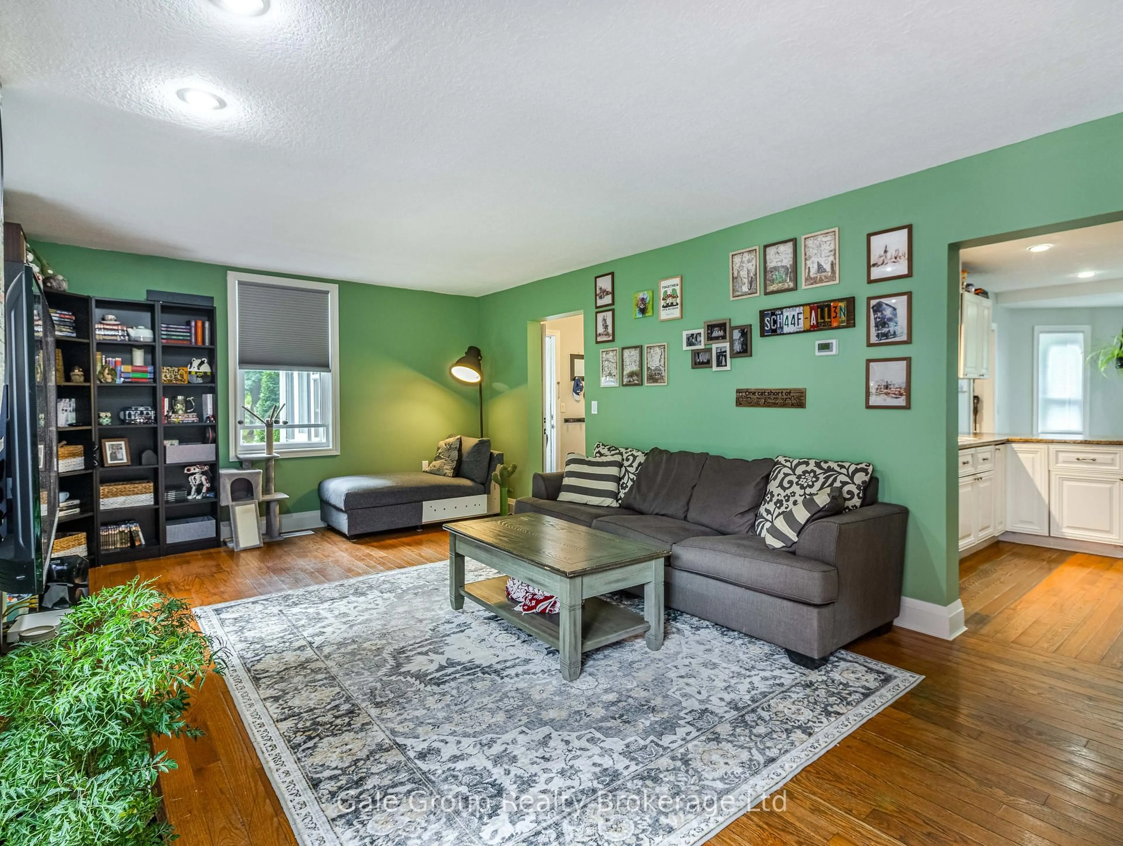 Living room with furniture, wood/laminate floor for 443 Drew St, Woodstock Ontario N4S 4V4