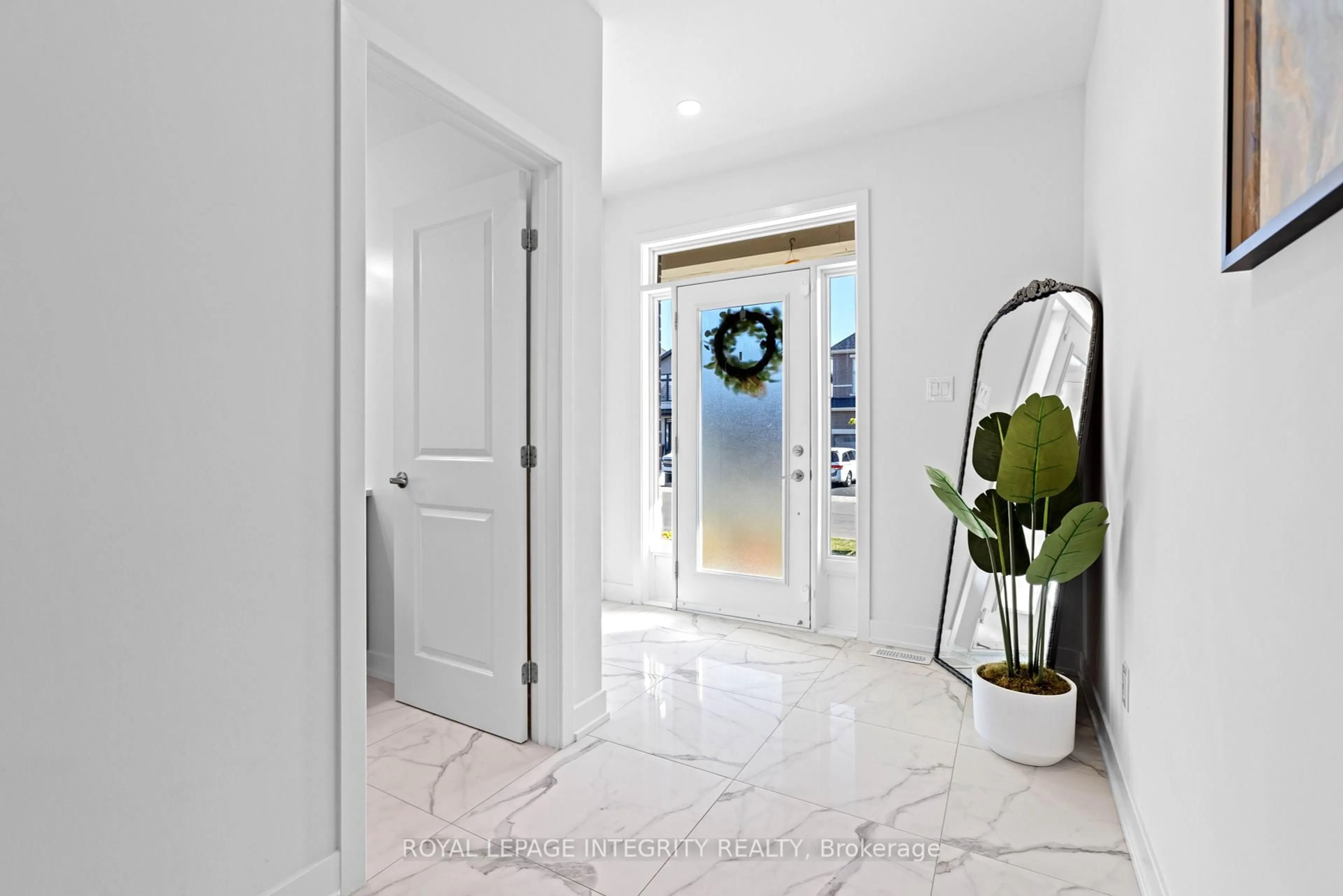 Indoor foyer for 107 Heirloom St, Ottawa Ontario K4M 0L3