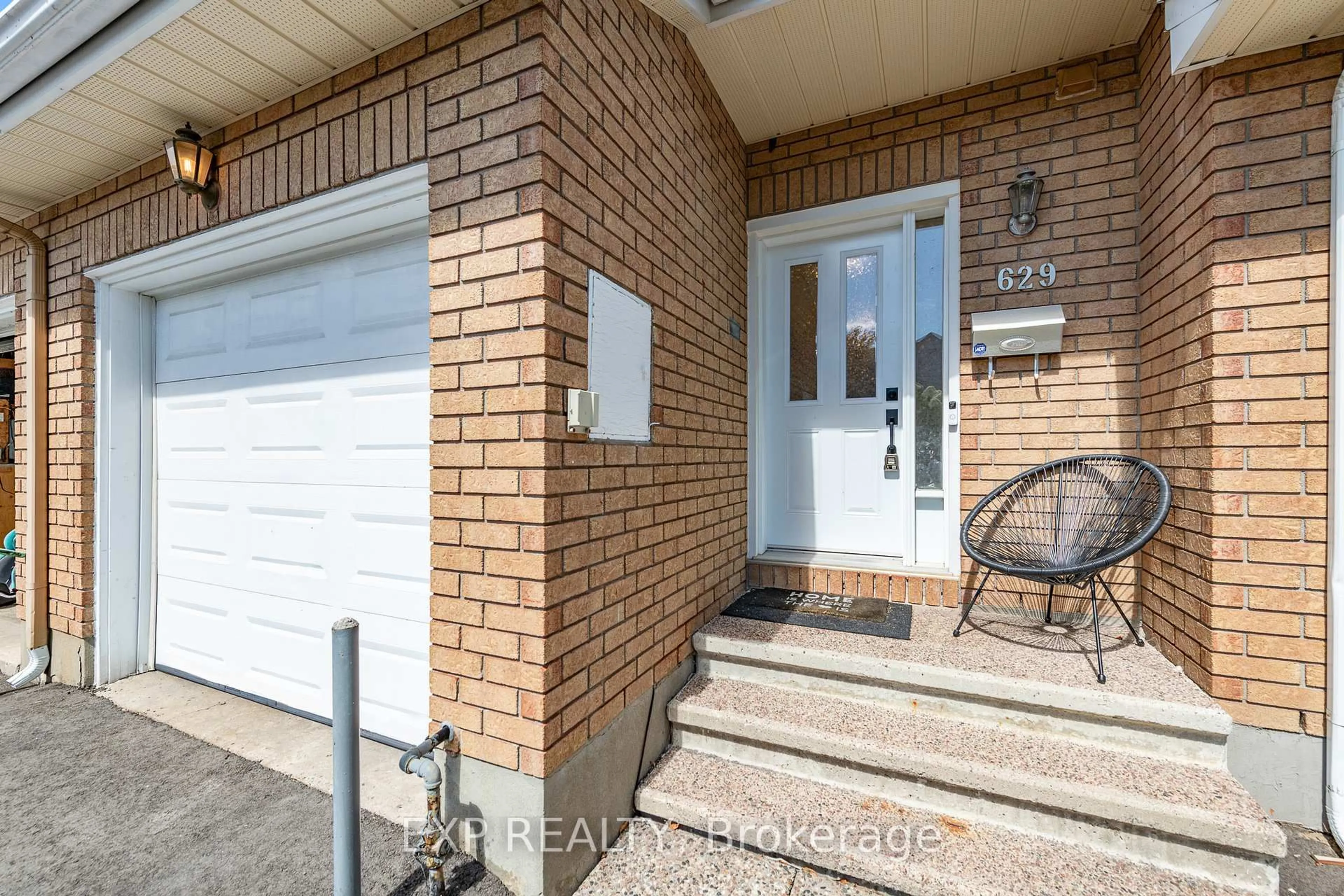 Indoor entryway for 629 Brome Cres, Ottawa Ontario K4A 1T9