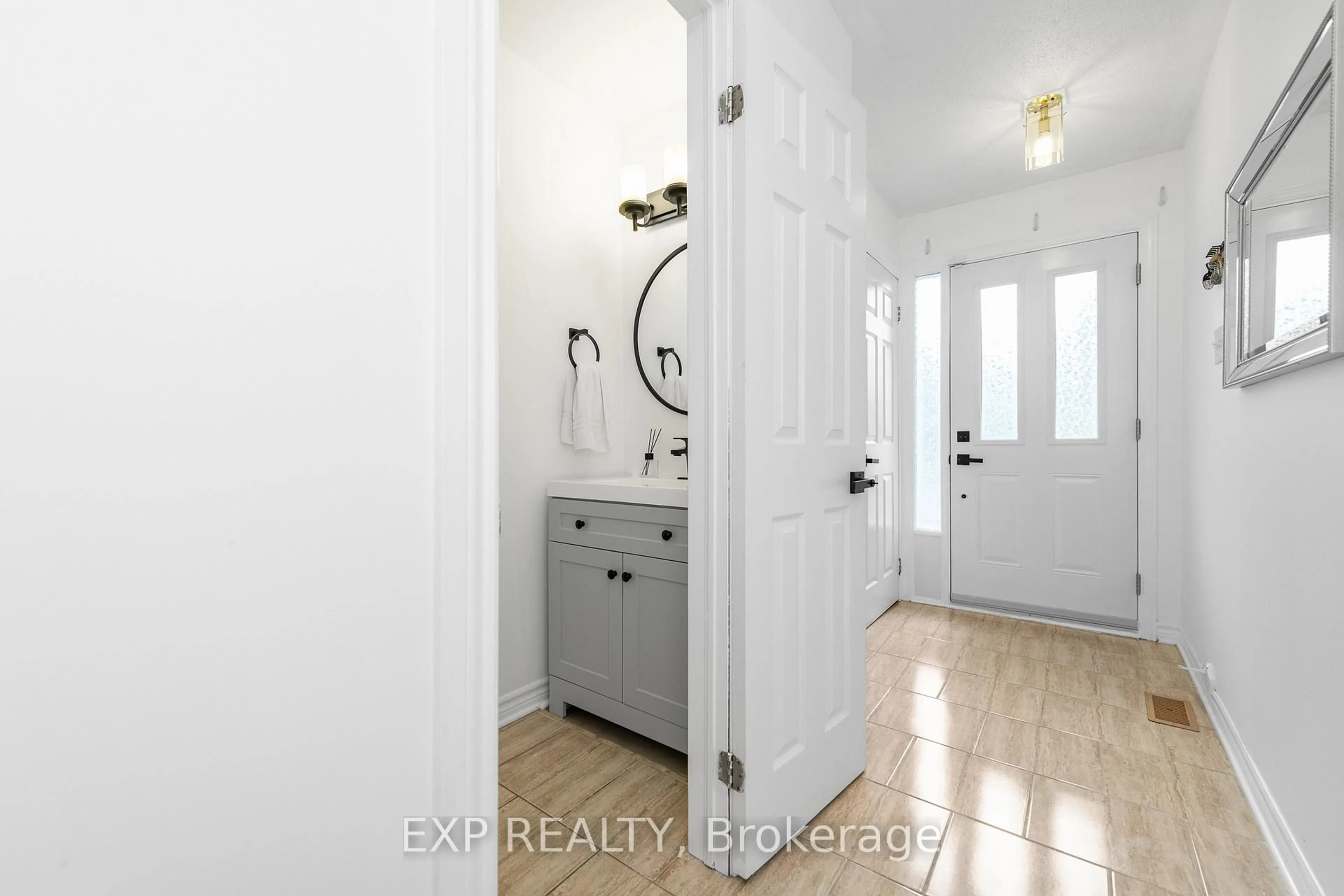 Indoor entryway for 629 Brome Cres, Ottawa Ontario K4A 1T9