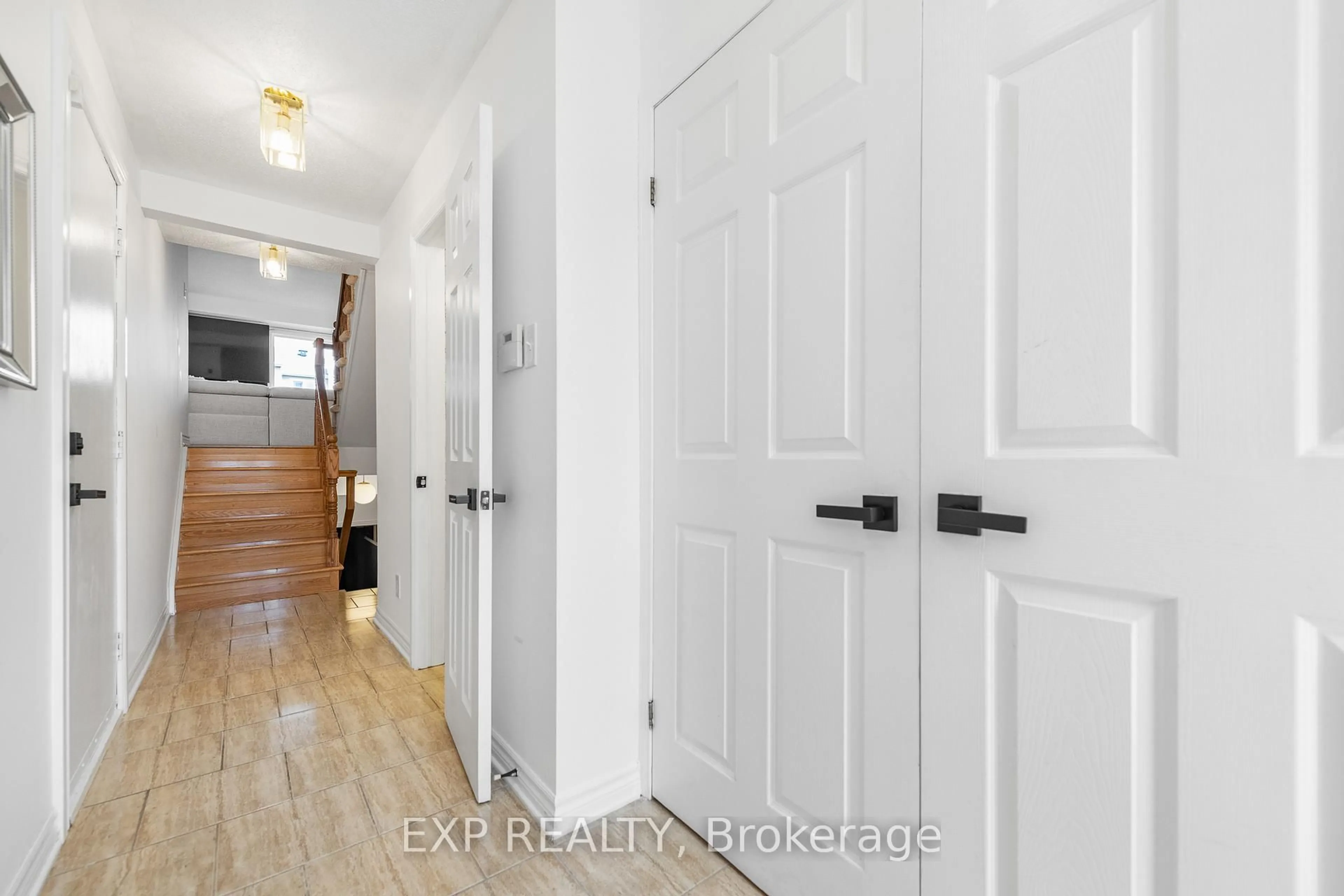 Indoor entryway for 629 Brome Cres, Ottawa Ontario K4A 1T9