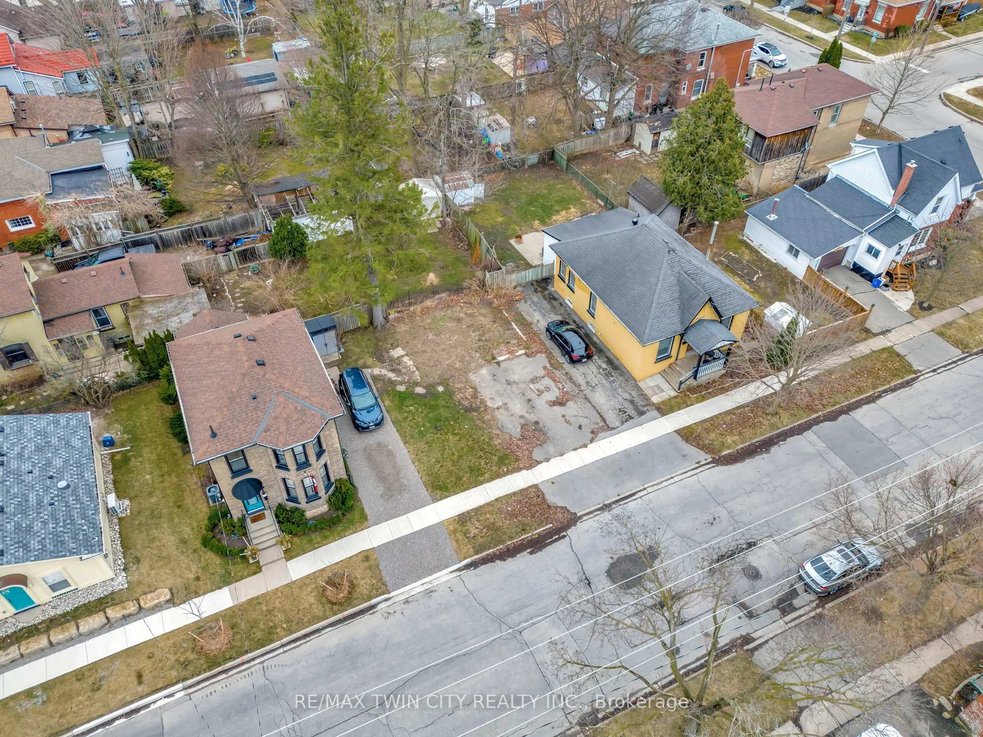 A pic from outside/outdoor area/front of a property/back of a property/a pic from drone, street for 108 Oak St, Brantford Ontario N3T 2B5