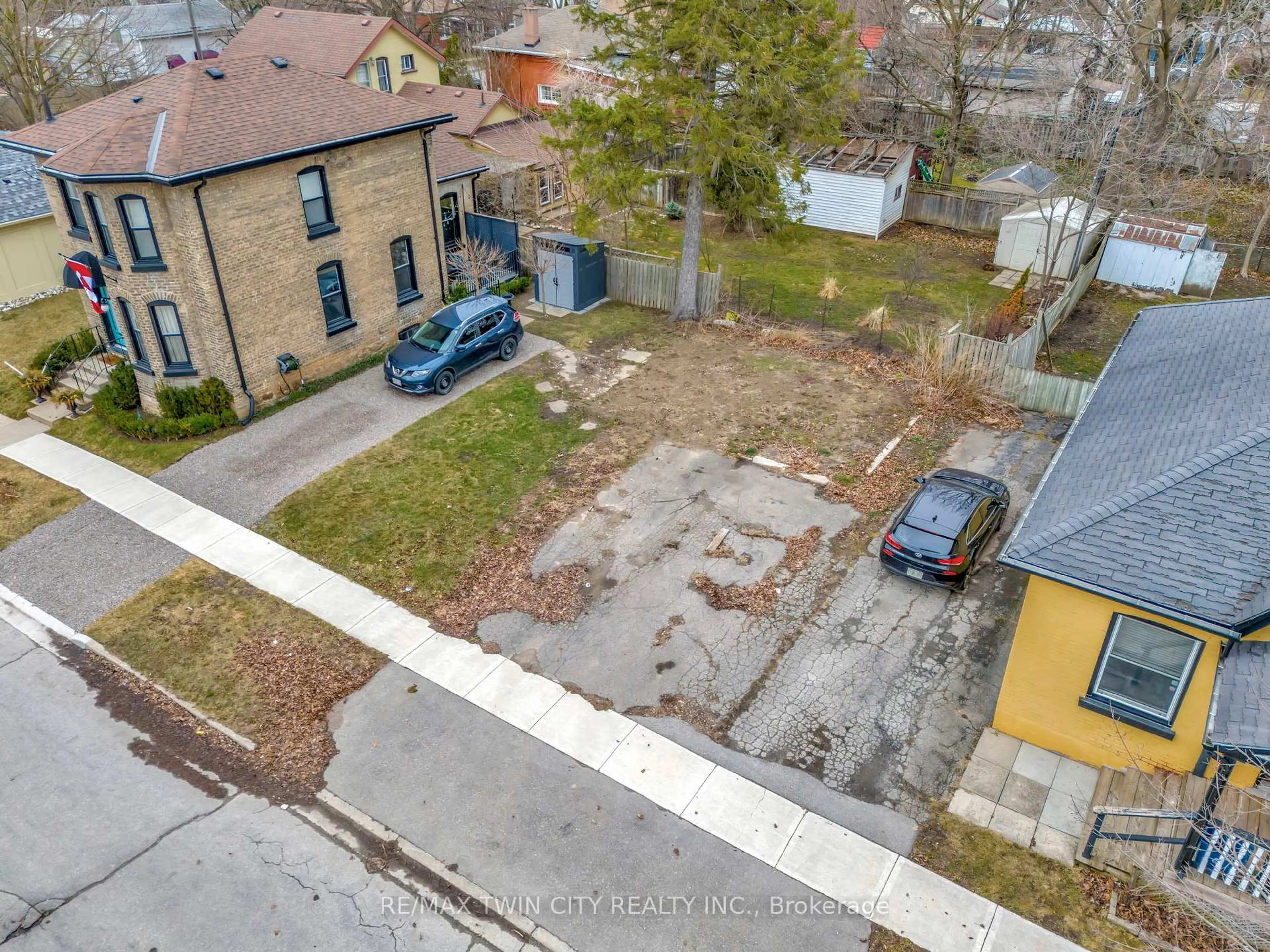 A pic from outside/outdoor area/front of a property/back of a property/a pic from drone, street for 108 Oak St, Brantford Ontario N3T 2B5