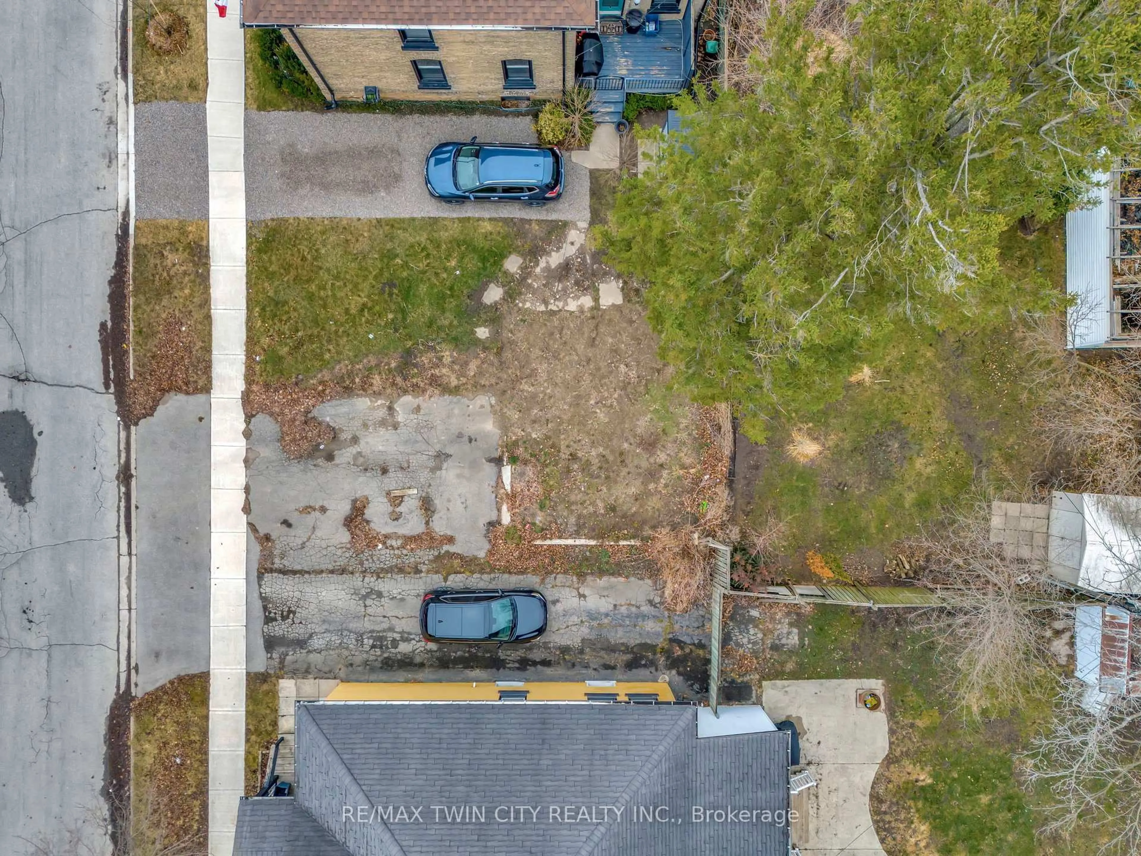 A pic from outside/outdoor area/front of a property/back of a property/a pic from drone, street for 108 Oak St, Brantford Ontario N3T 2B5