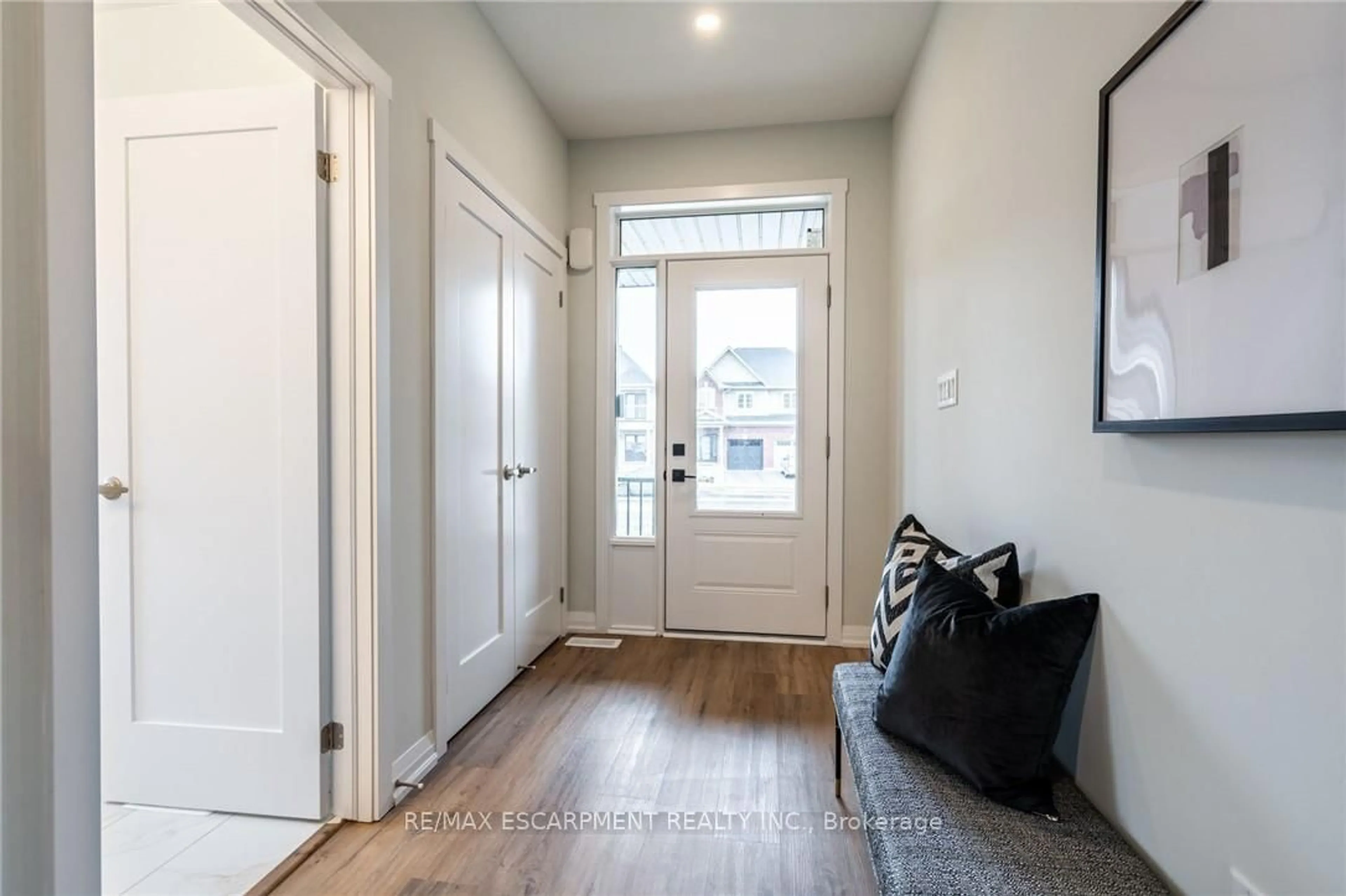 Indoor entryway for 239 LORMONT Blvd, Hamilton Ontario L8J 0K2