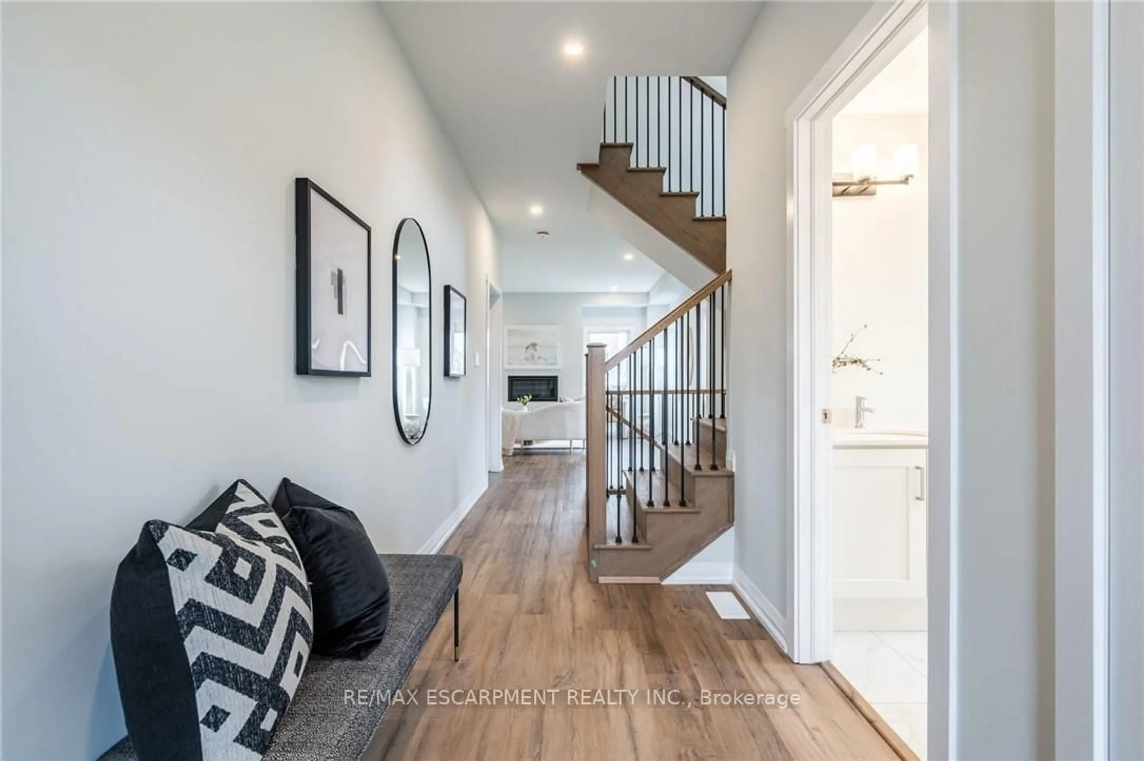 Indoor entryway for 239 LORMONT Blvd, Hamilton Ontario L8J 0K2