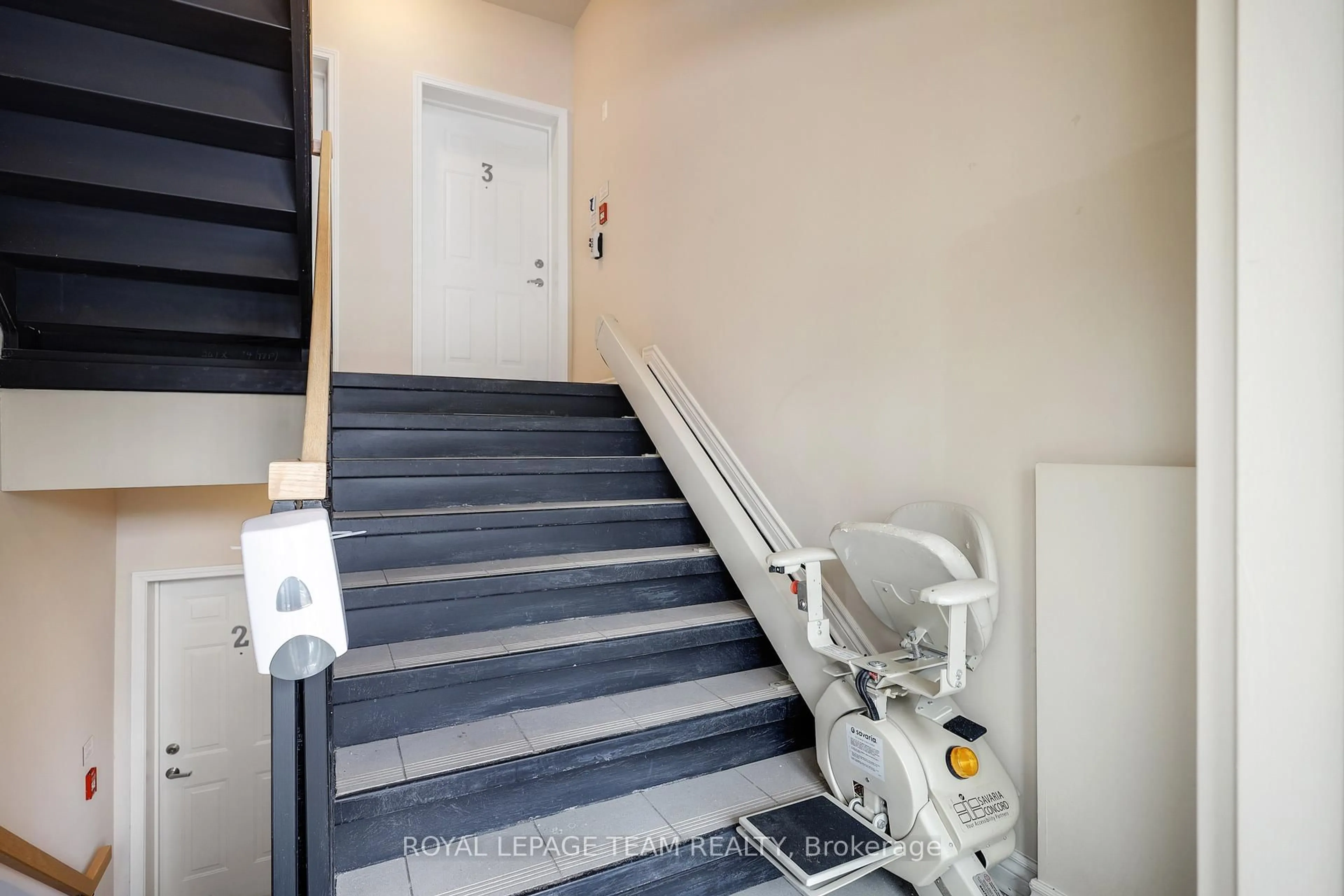 Indoor foyer for 385 Paseo Private #4, Ottawa Ontario K2G 4N7