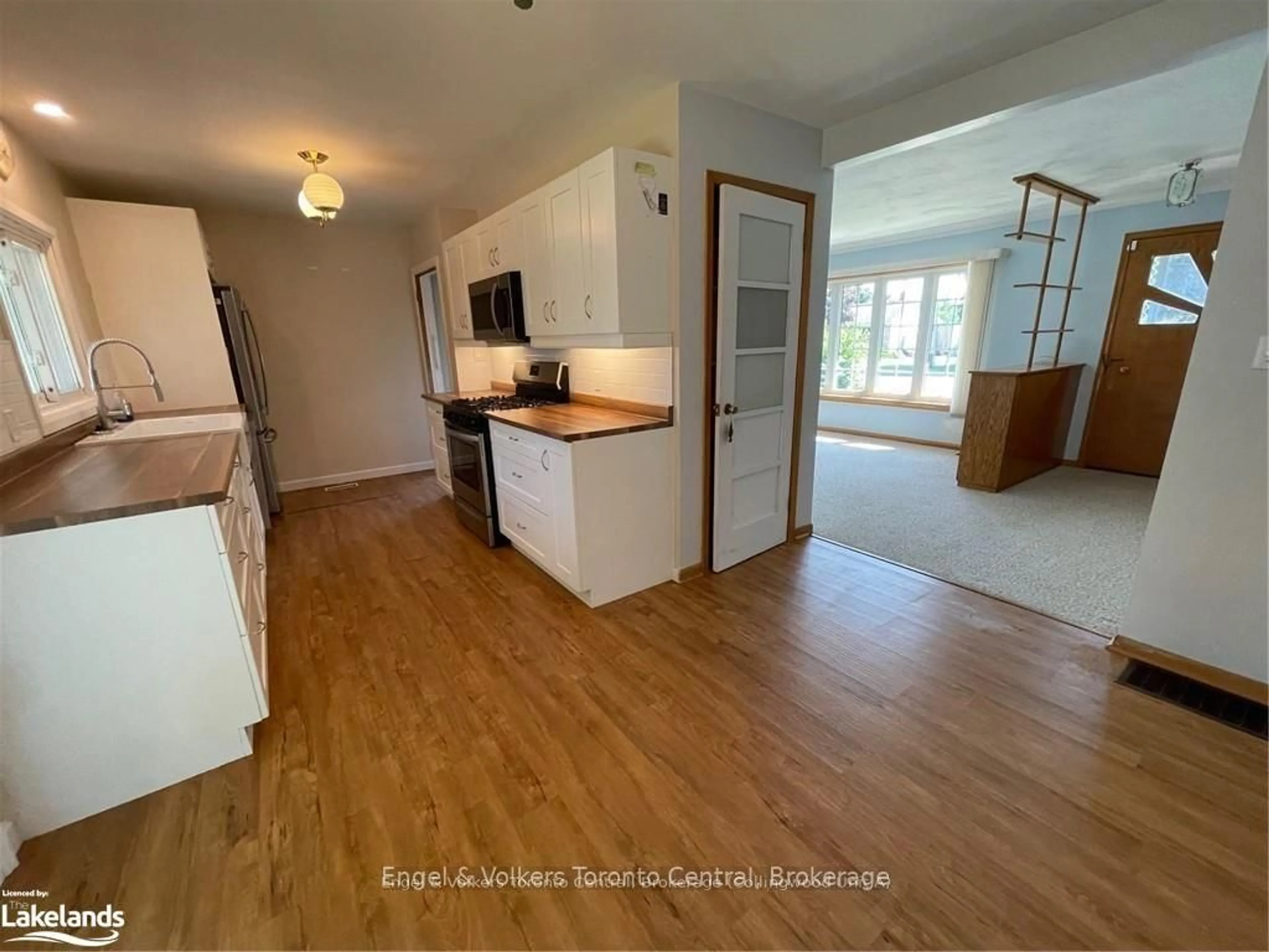 Open concept kitchen, wood/laminate floor for 27 Herbert Ave, Grey Highlands Ontario N0C 1H0