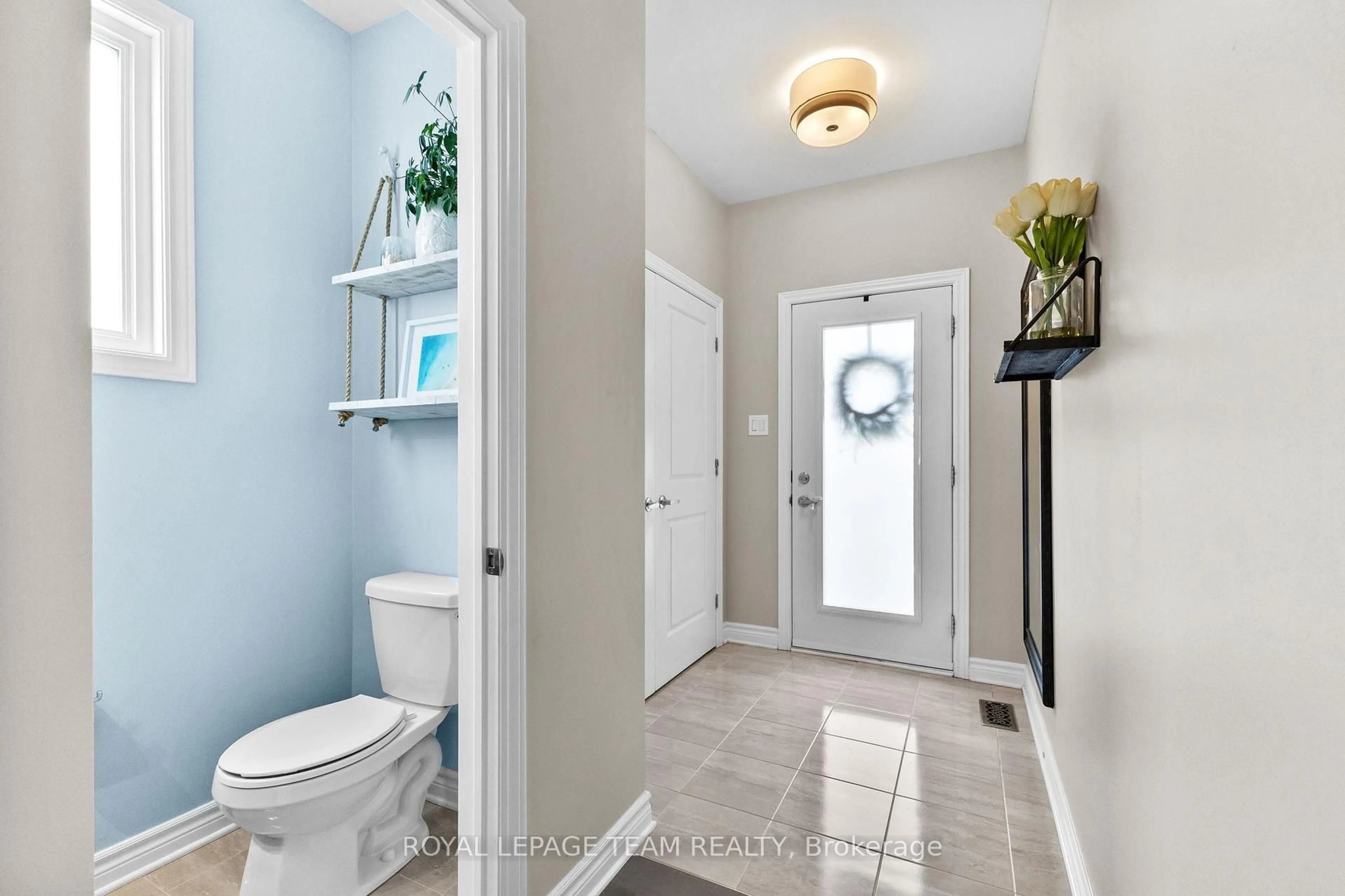 Indoor entryway for 270 Munro St, Carleton Place Ontario K7C 0P2