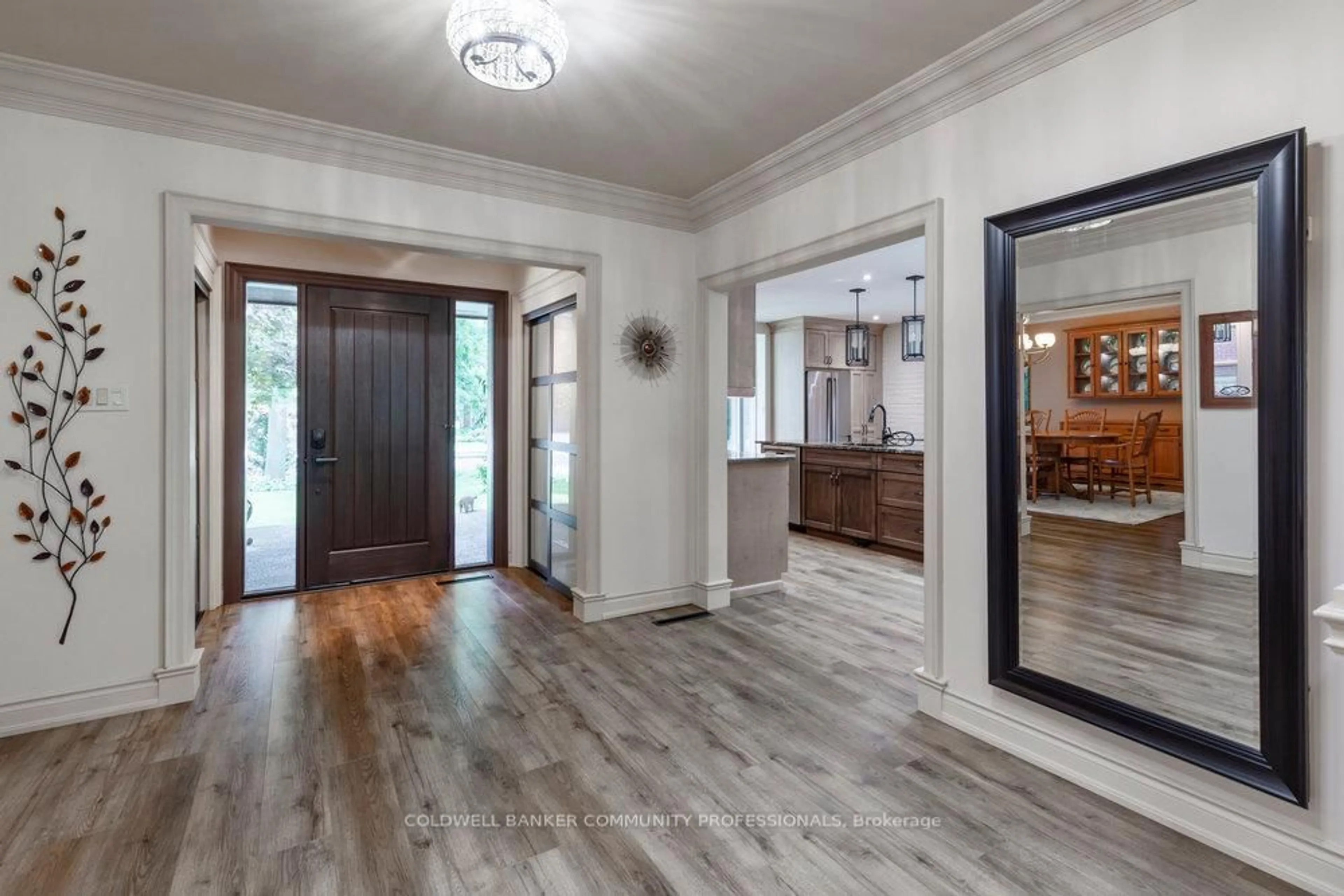 Indoor entryway for 50 Braemar Pl, Hamilton Ontario L9C 1E2