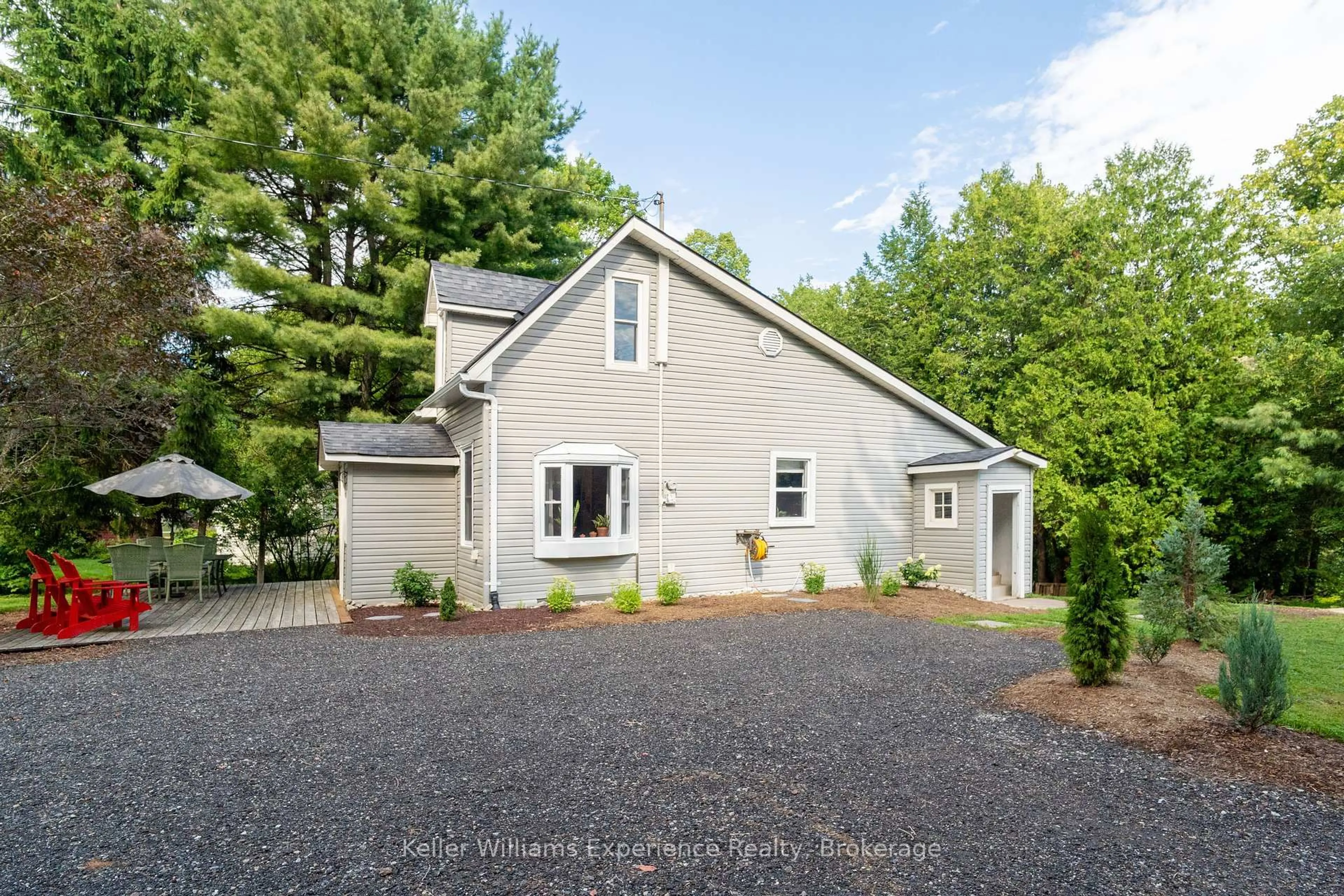 Home with vinyl exterior material, street for 14 Edward St, Bracebridge Ontario P1L 1H5