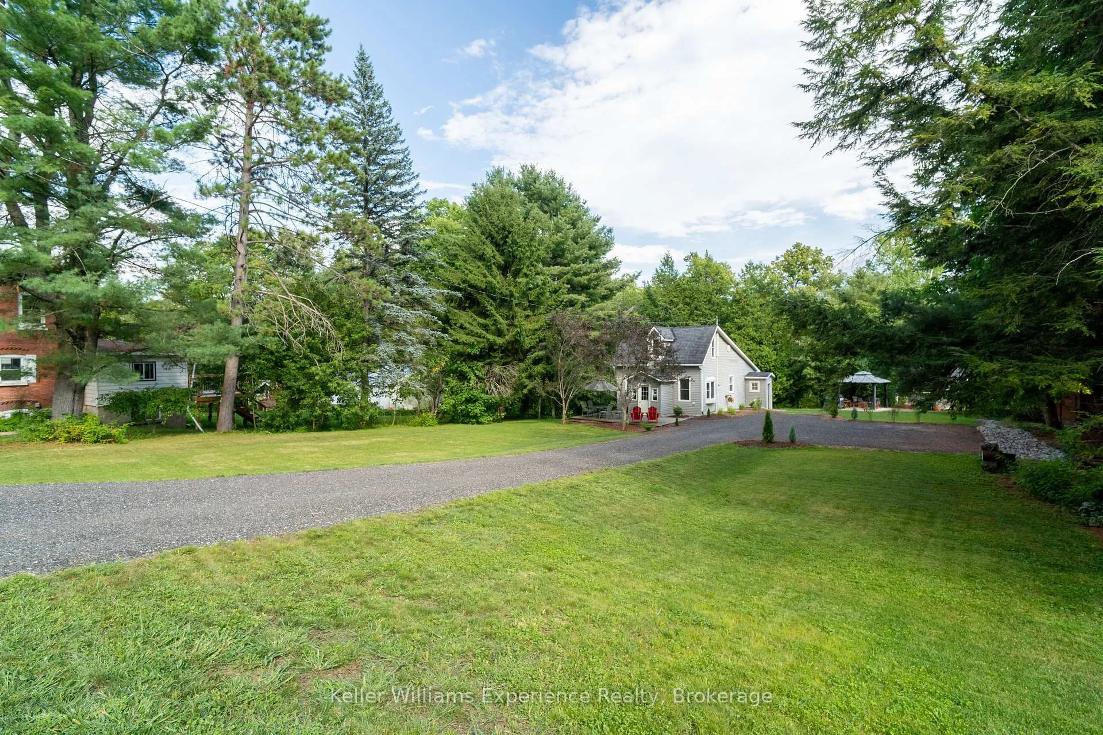 A pic from outside/outdoor area/front of a property/back of a property/a pic from drone, unknown for 14 Edward St, Bracebridge Ontario P1L 1H5