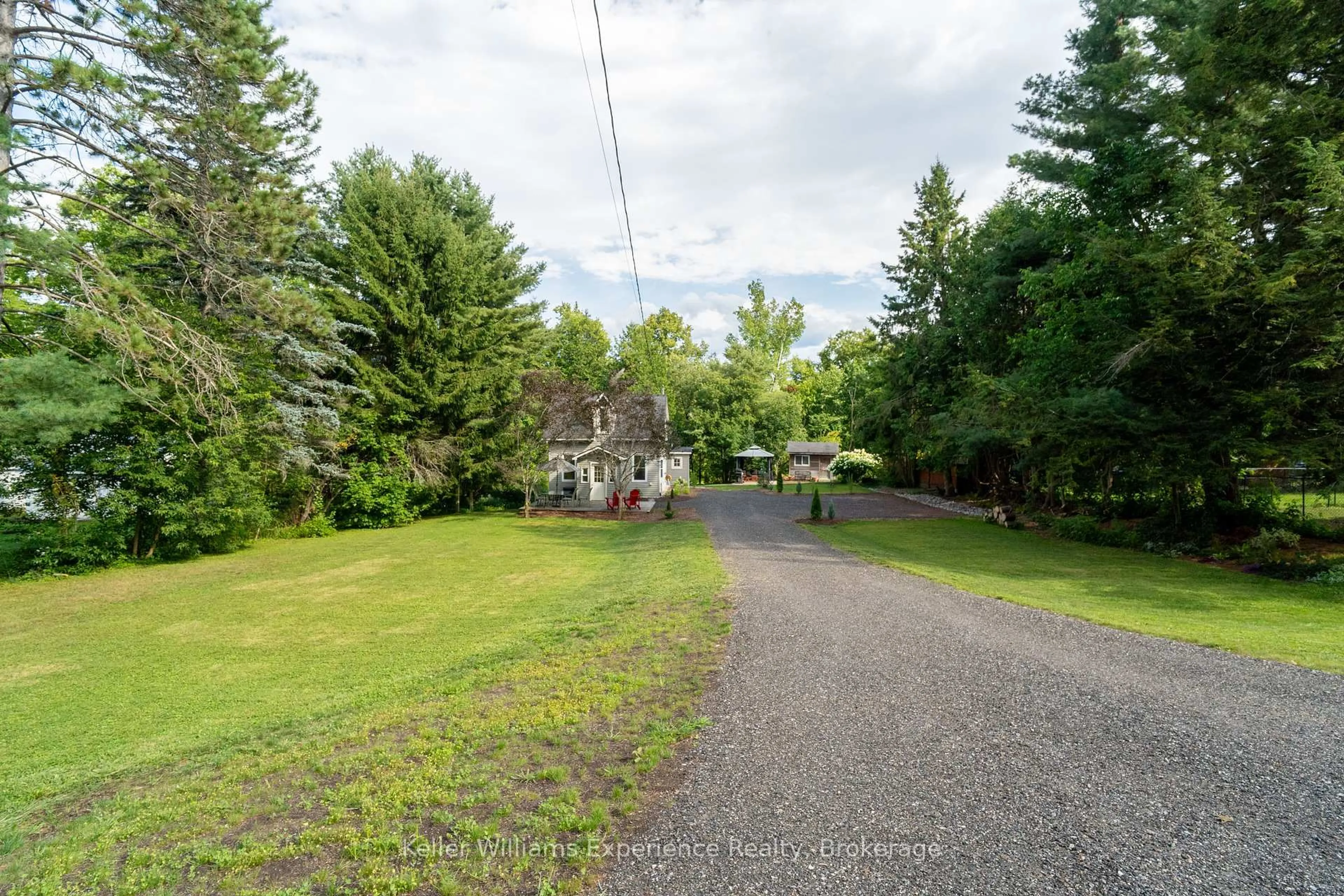 A pic from outside/outdoor area/front of a property/back of a property/a pic from drone, unknown for 14 Edward St, Bracebridge Ontario P1L 1H5