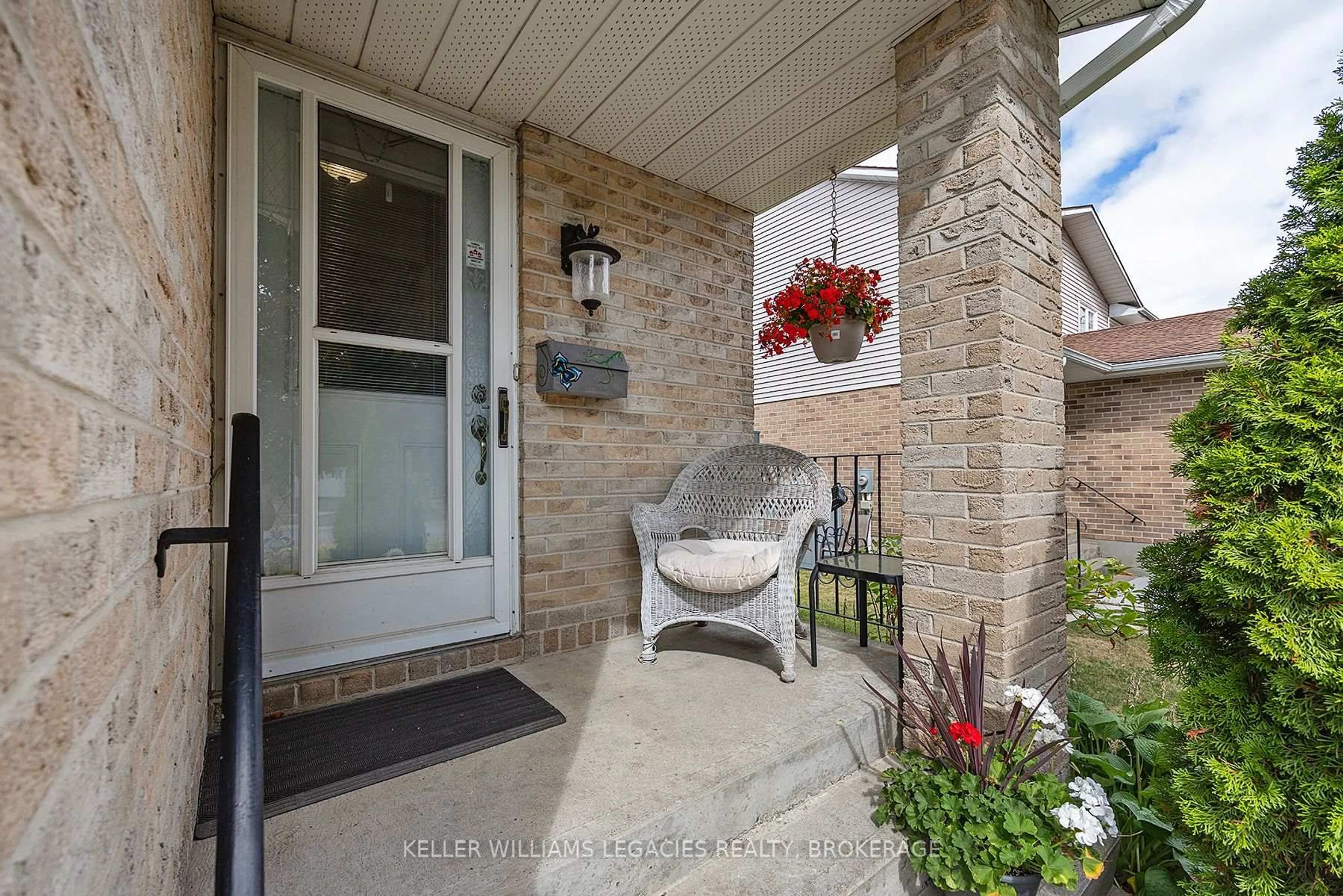 Patio, street for 884 Muirfield Cres, Kingston Ontario K7M 8E4