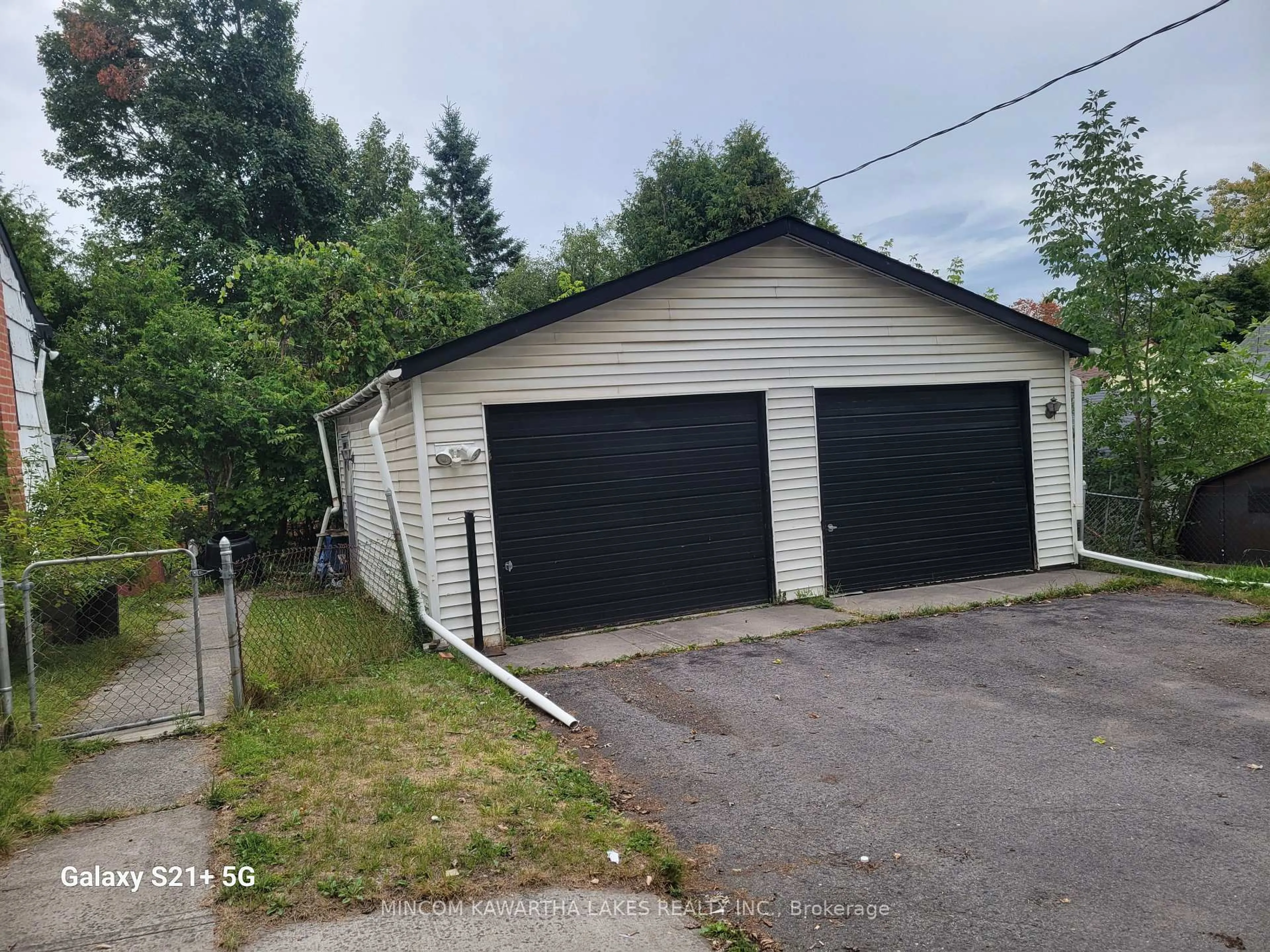 Shed for 706 Fairbairn St, Peterborough Ontario K9H 6B5