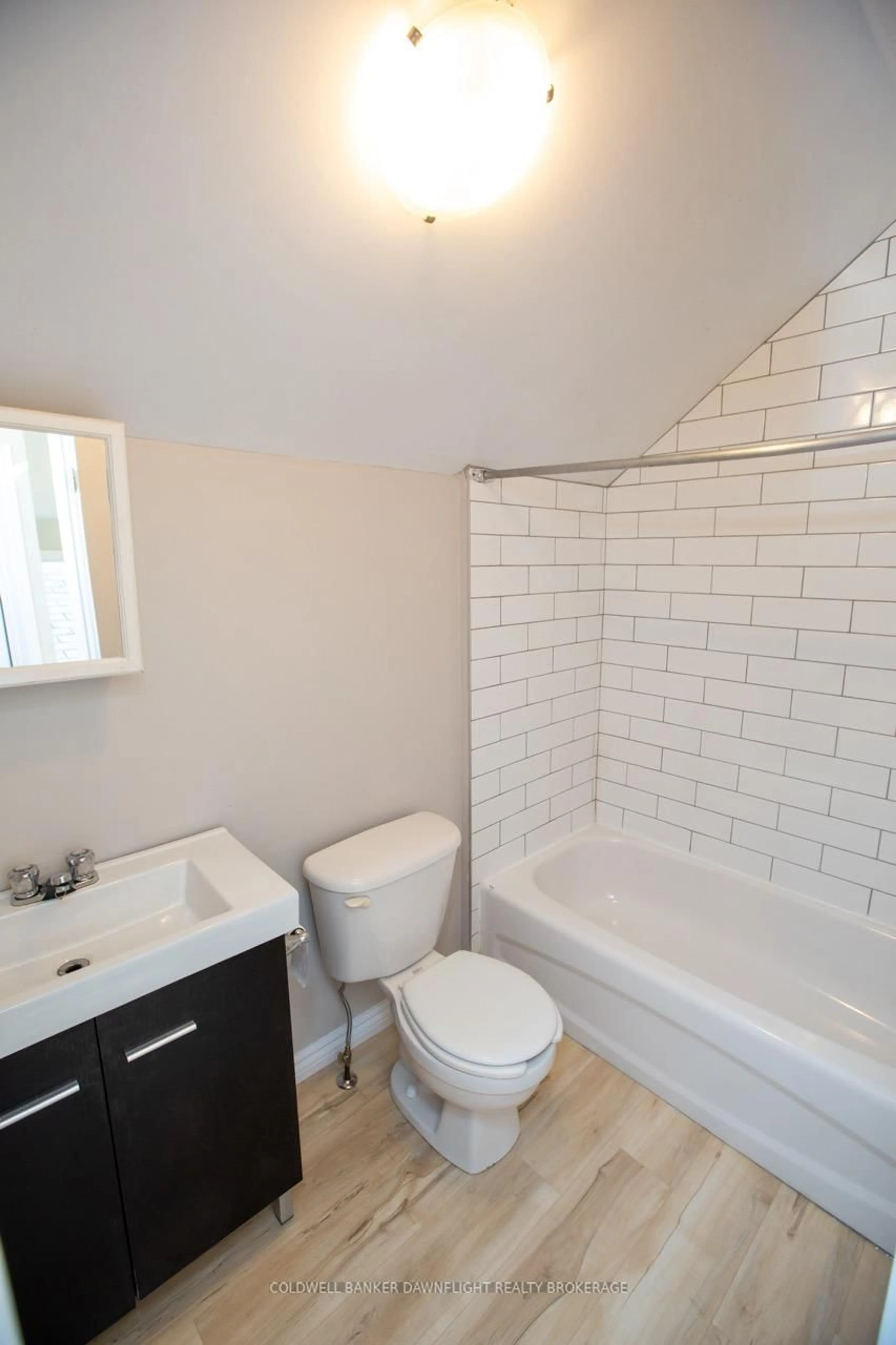 Standard bathroom, ceramic/tile floor for 458 Adelaide St, London East Ontario N6B 3H9