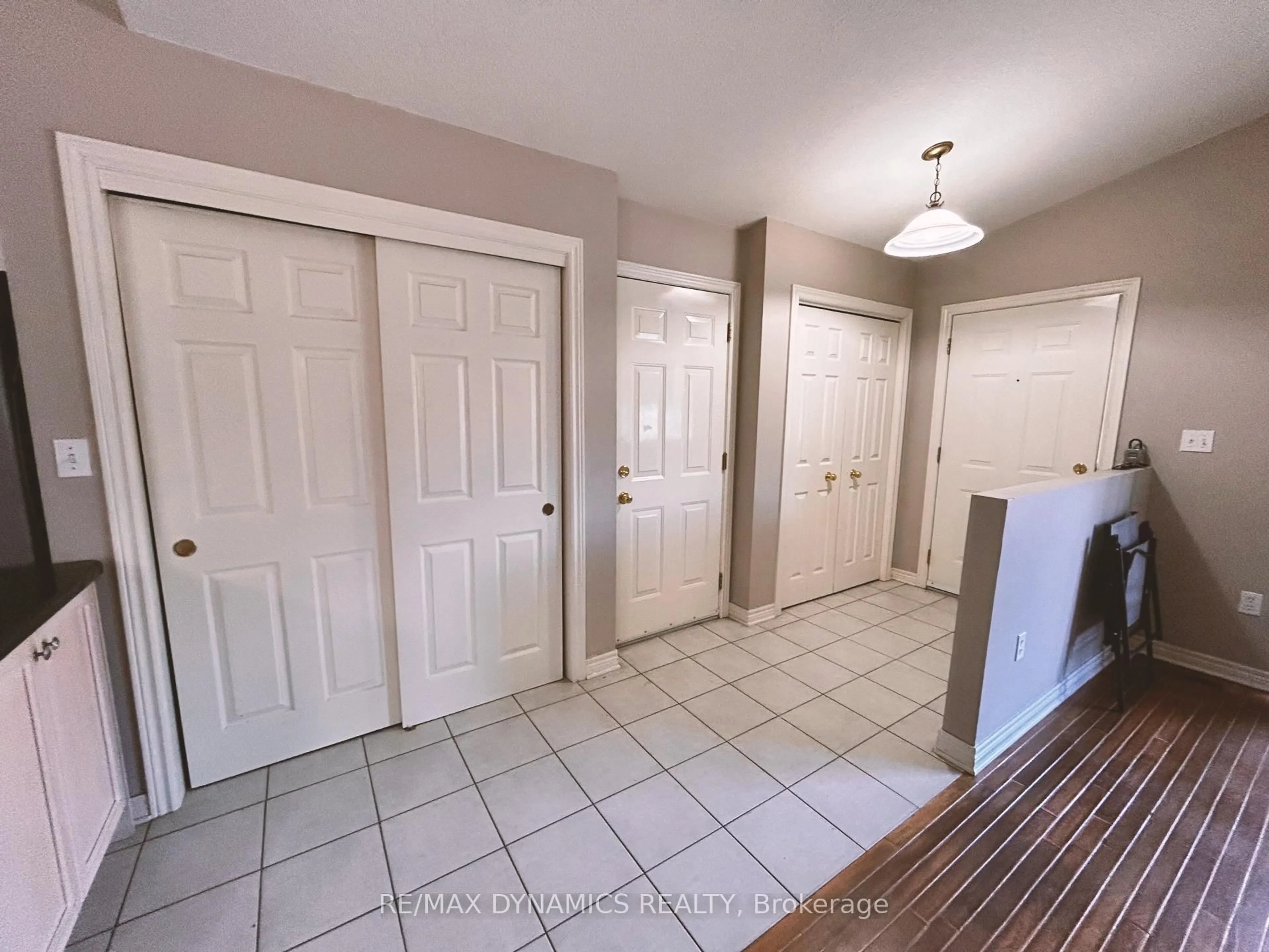 Indoor entryway for 7984 Grossi Crt, Niagara Falls Ontario L2H 3G8