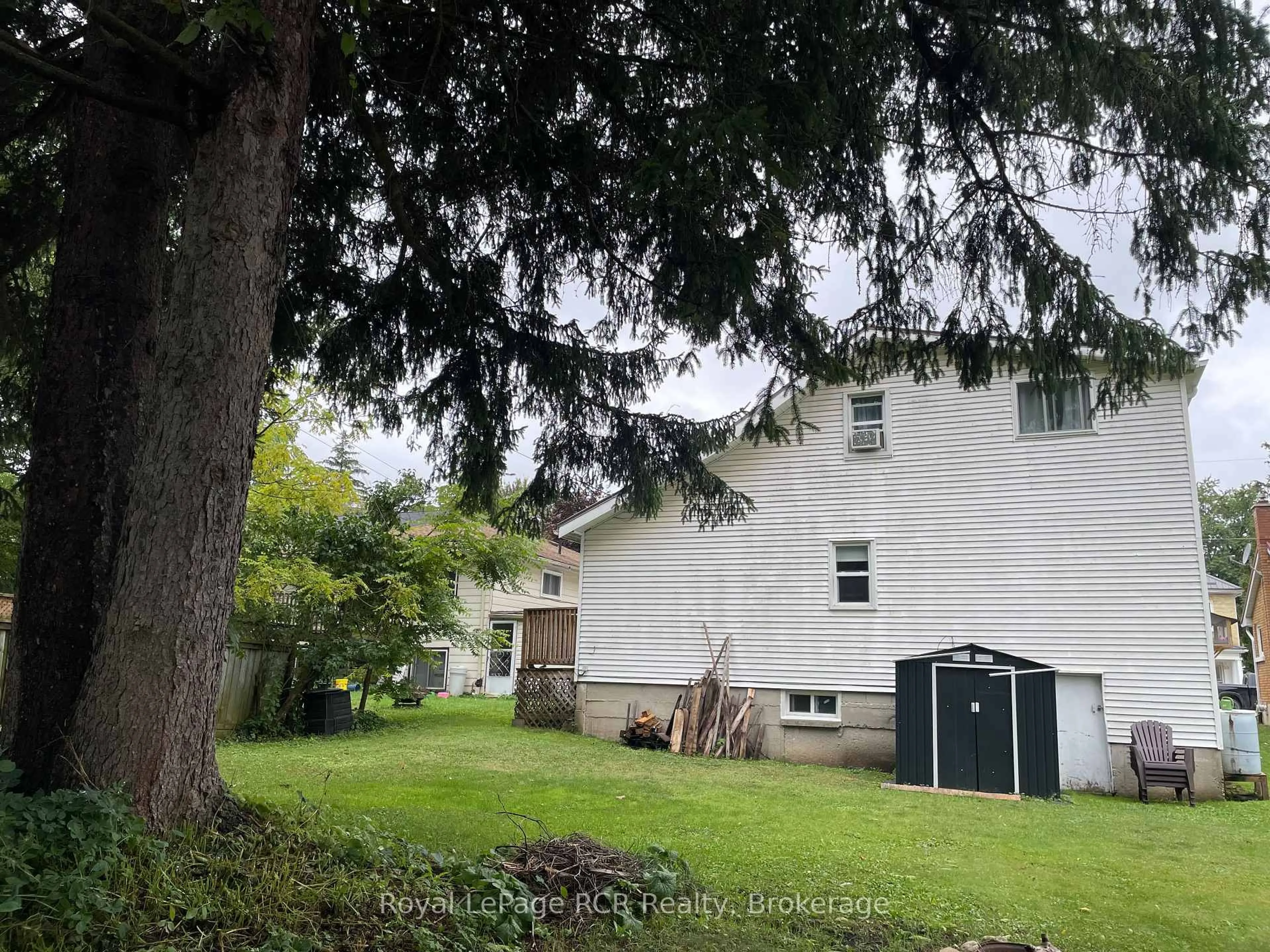 A pic from outside/outdoor area/front of a property/back of a property/a pic from drone, unknown for 114 Victoria St, Brockton Ontario N0G 2V0
