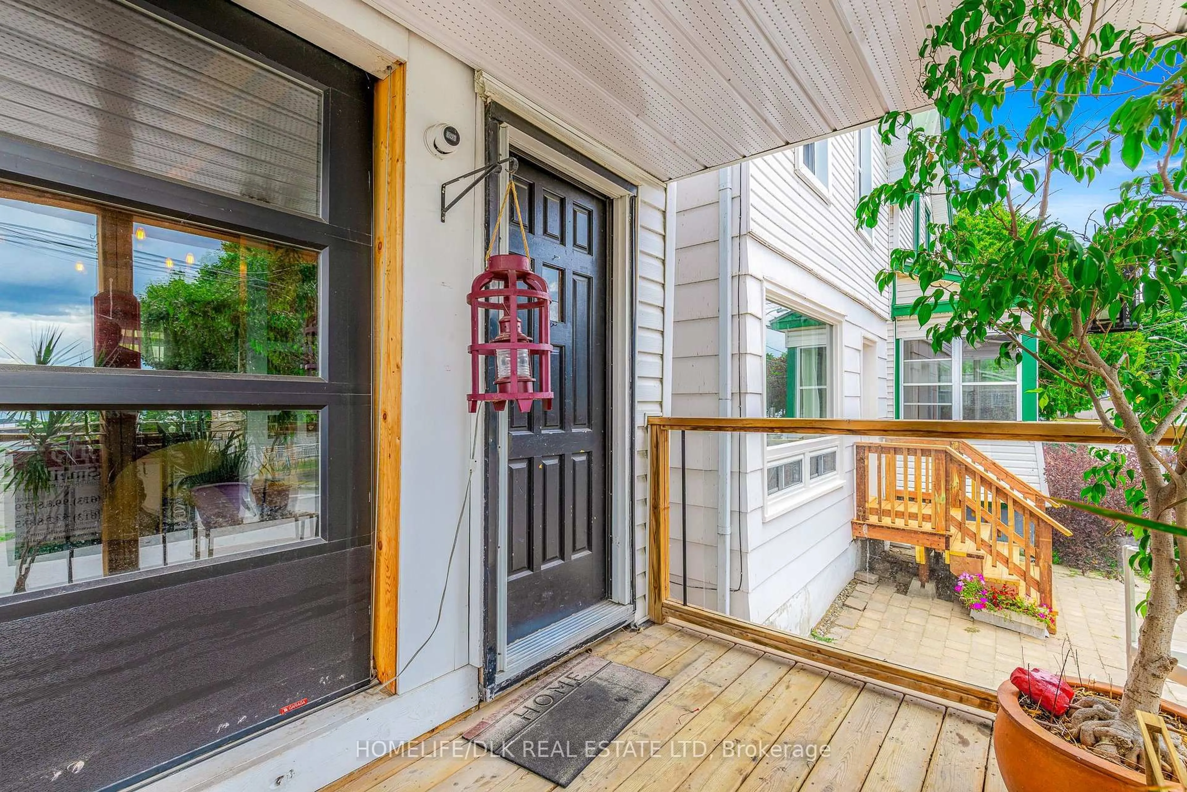 Indoor entryway for 116 Water St, Brockville Ontario K6V 3L9
