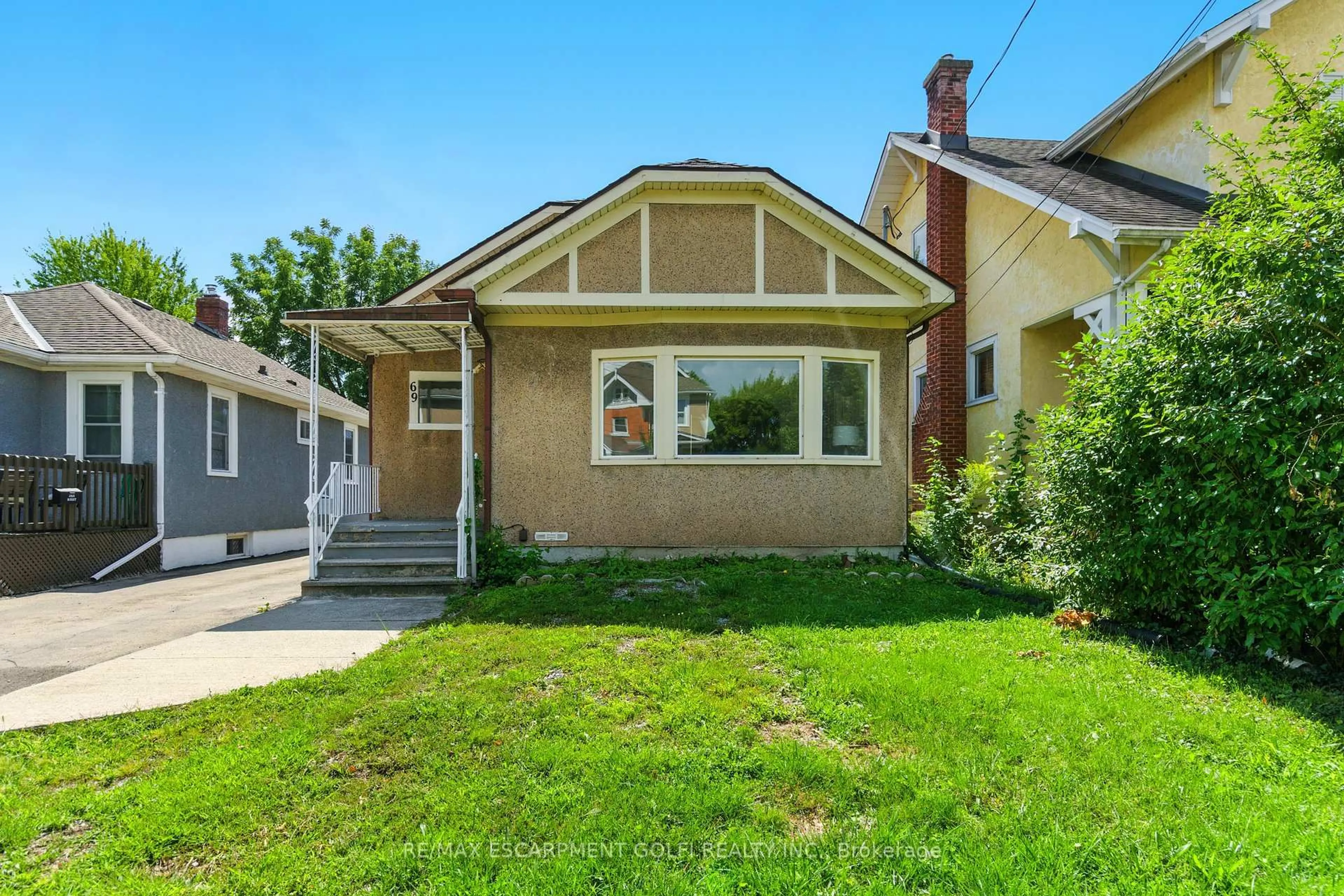 Home with vinyl exterior material, street for 69 Griffith St, Welland Ontario L3B 4G6
