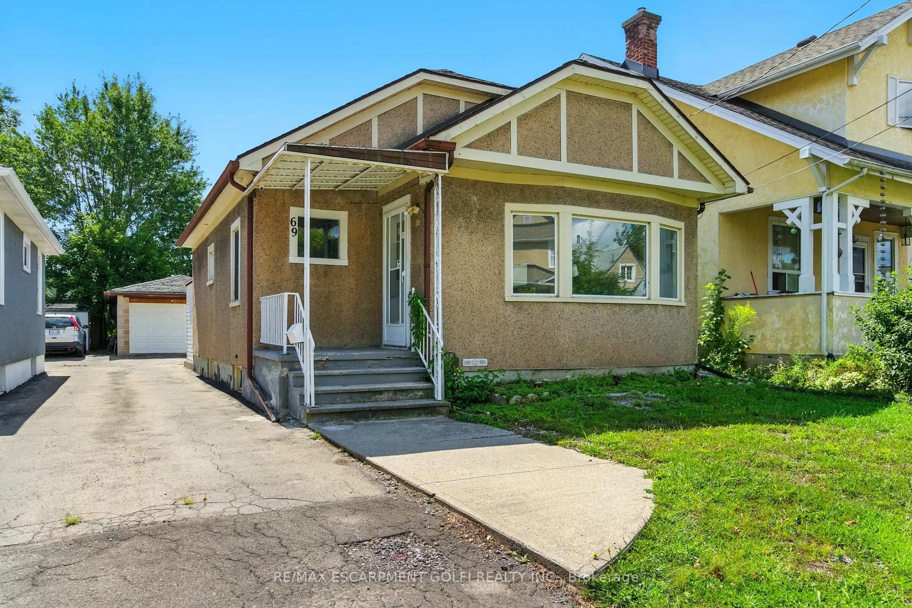 Home with vinyl exterior material, street for 69 Griffith St, Welland Ontario L3B 4G6
