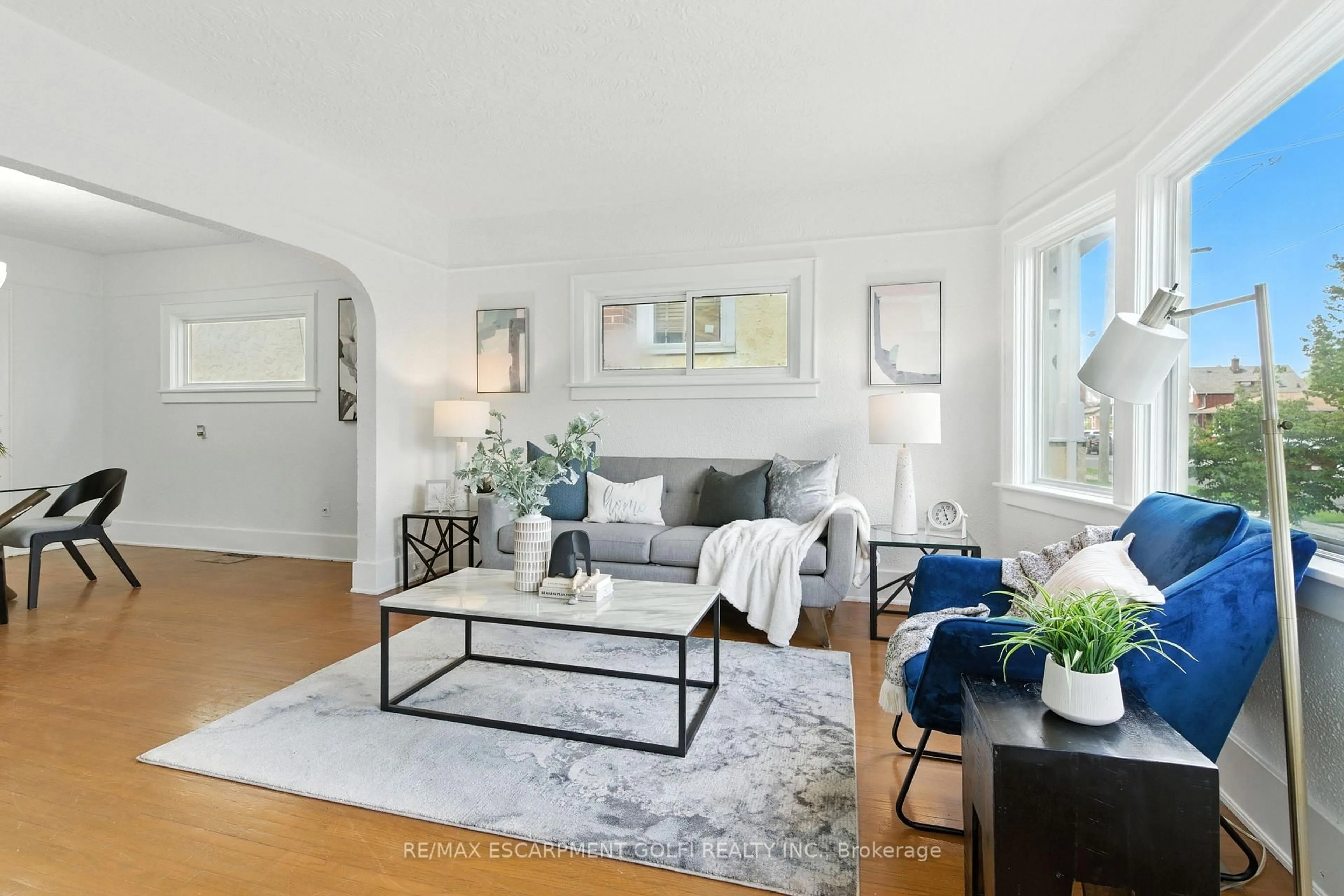 Living room with furniture, unknown for 69 Griffith St, Welland Ontario L3B 4G6