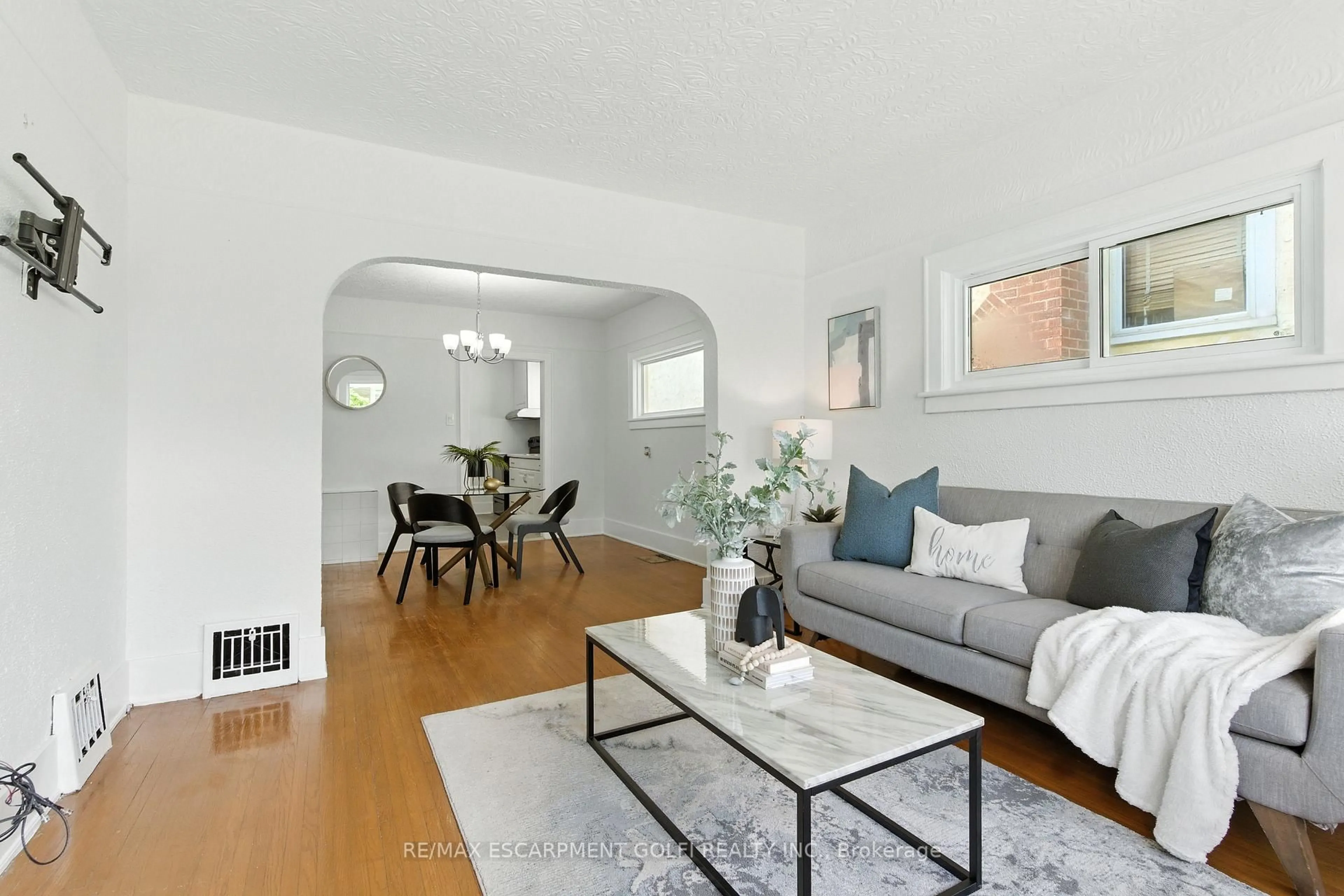 Living room with furniture, unknown for 69 Griffith St, Welland Ontario L3B 4G6