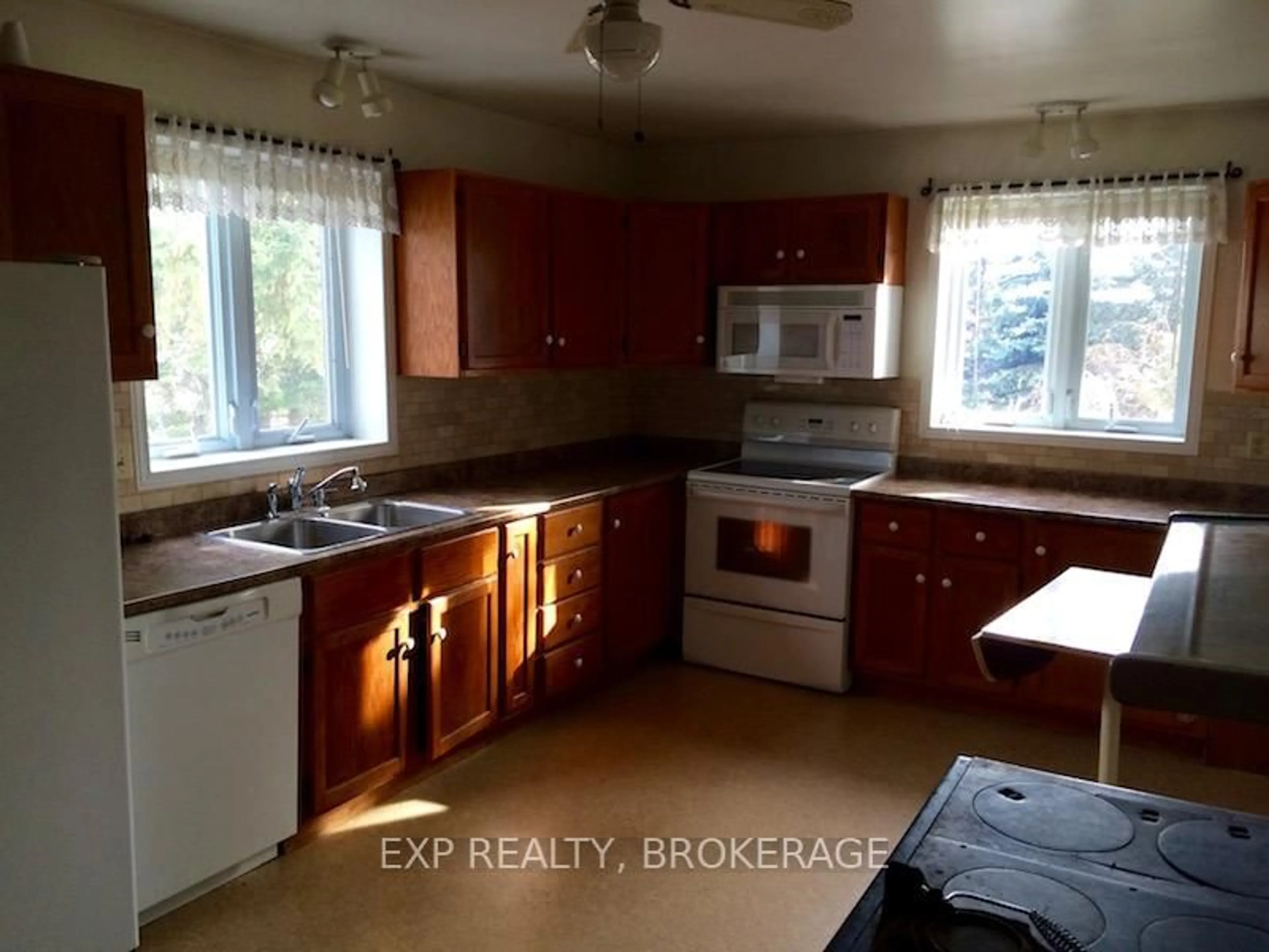 Standard kitchen, ceramic/tile floor for 912 PURDY MILLS Rd, Kingston Ontario K7M 3M9