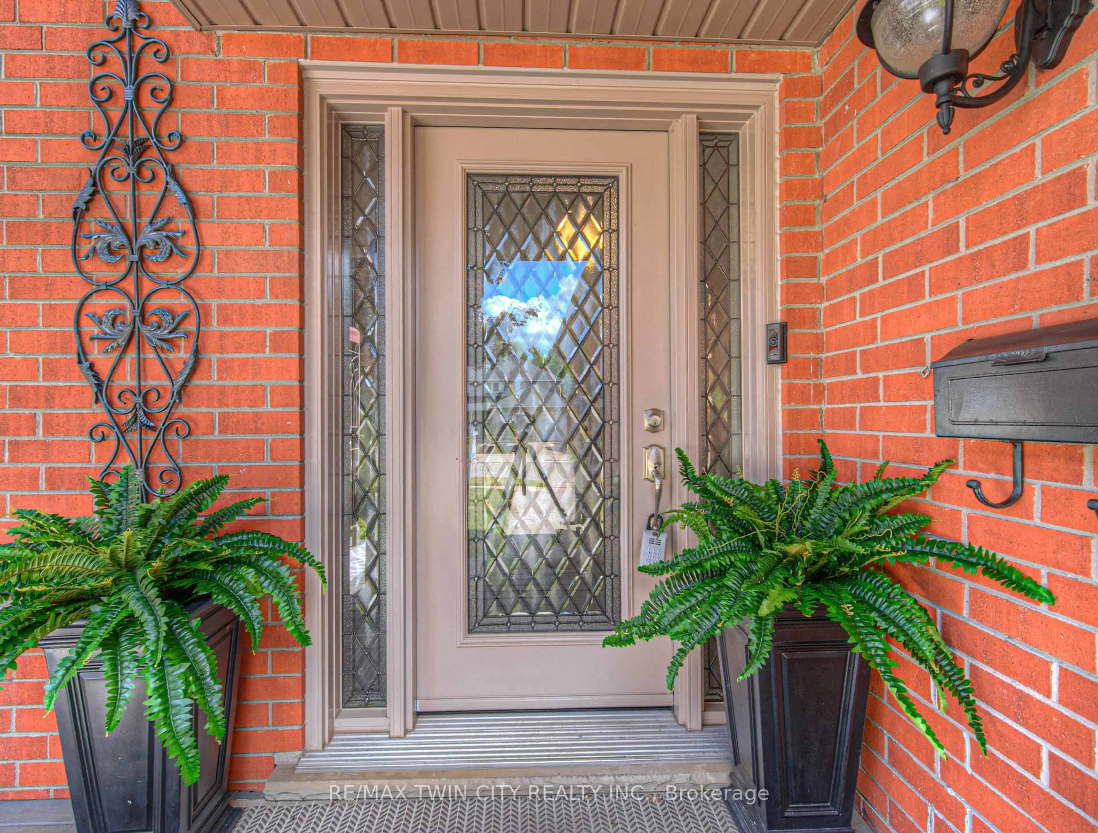 Indoor entryway for 138 Cranston Ave, Cambridge Ontario N1T 1J7