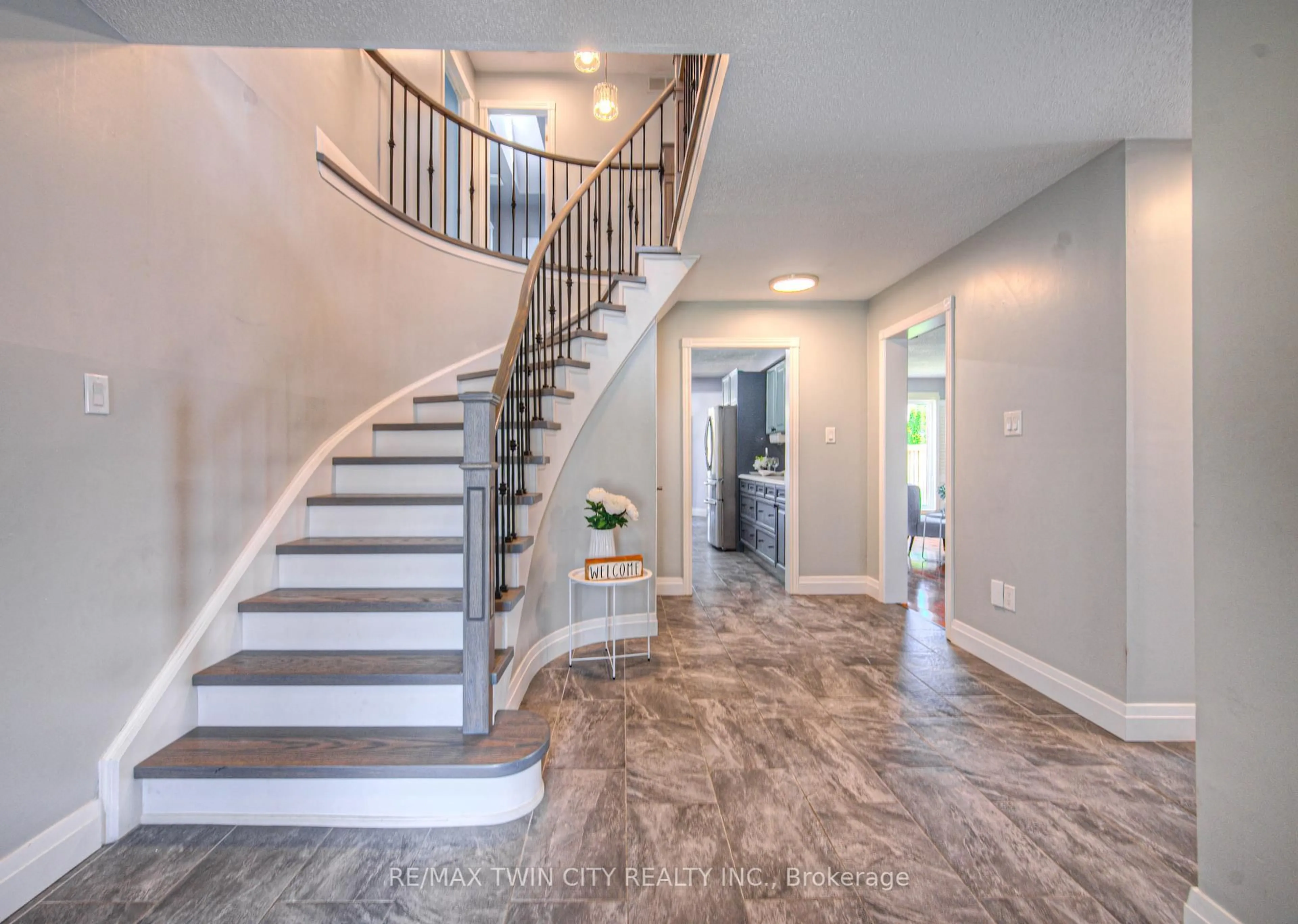 Indoor entryway for 138 Cranston Ave, Cambridge Ontario N1T 1J7