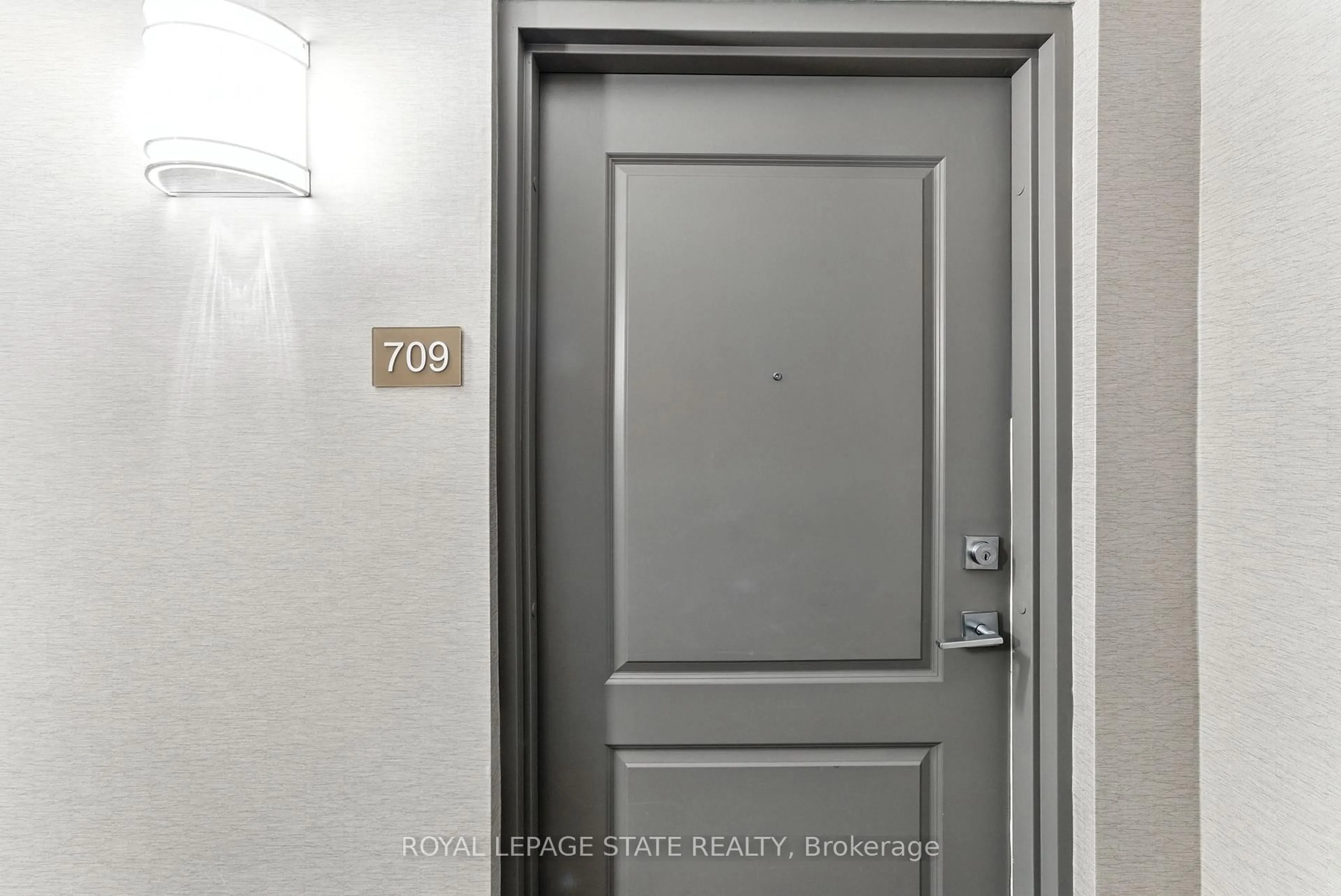 Indoor entryway for 81 Robinson St #709, Hamilton Ontario L8P 0C2