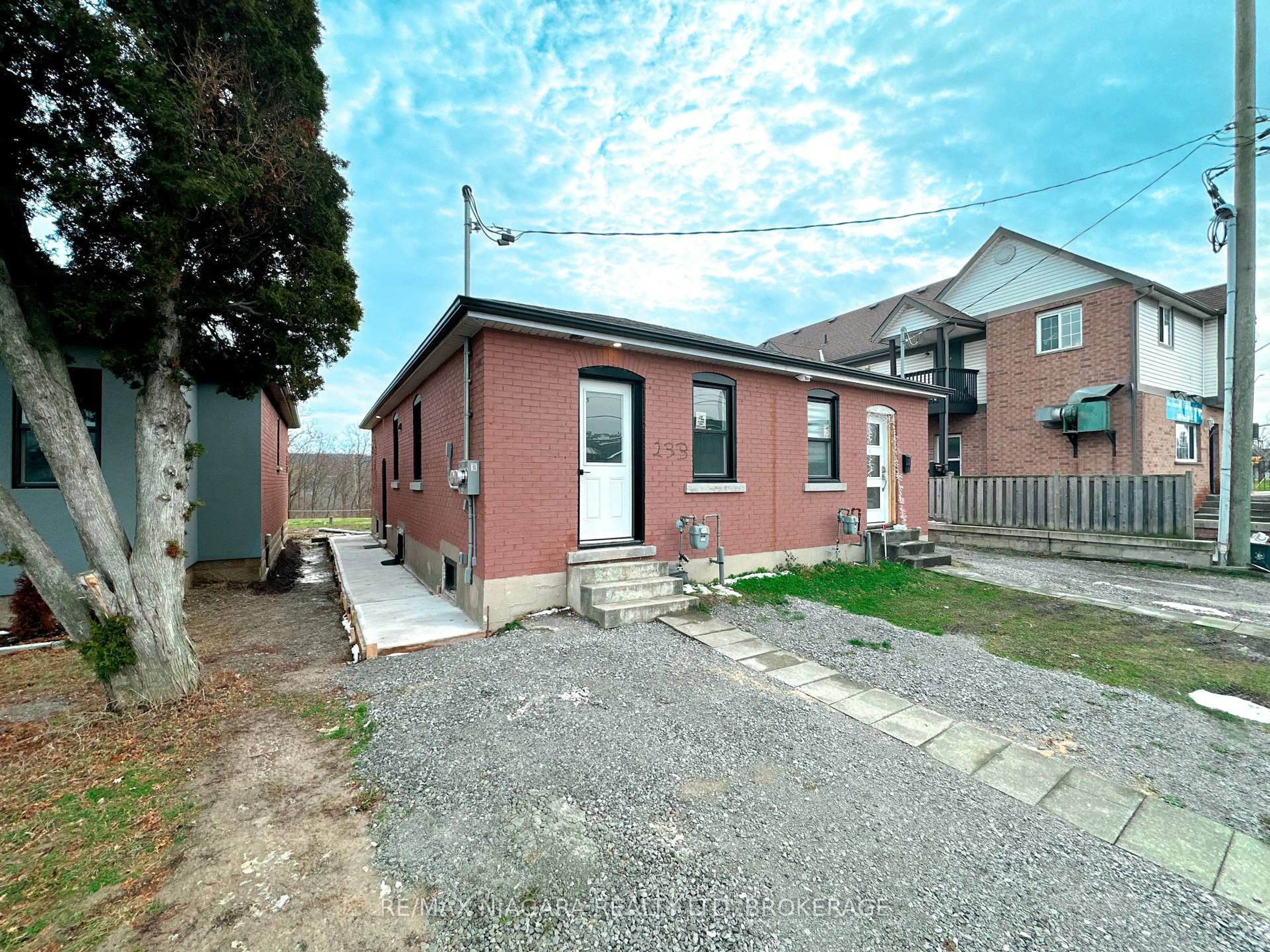 Unknown for 233 PELHAM Rd, St. Catharines Ontario L2S 1W8
