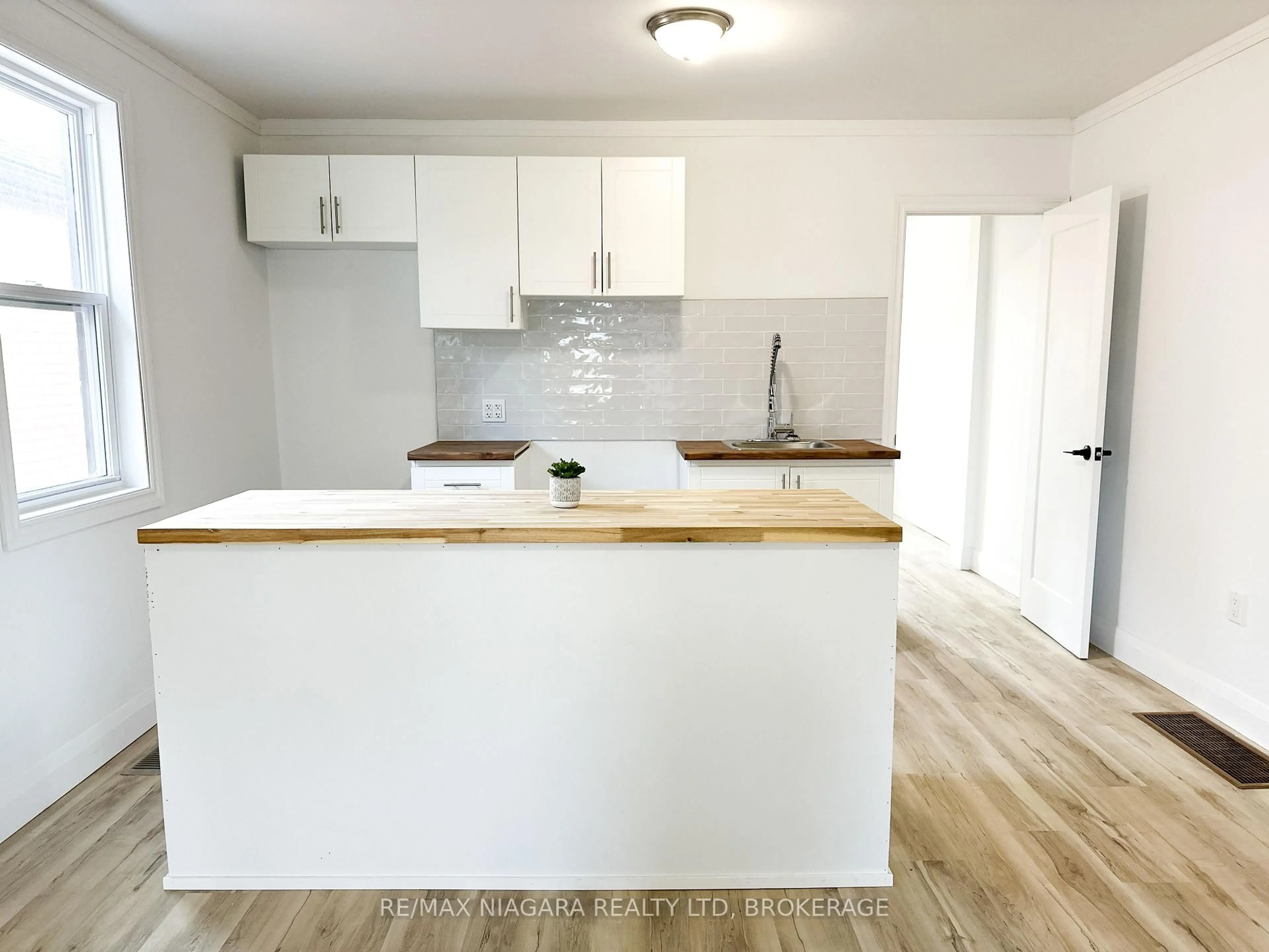 Unknown for 233 PELHAM Rd, St. Catharines Ontario L2S 1W8