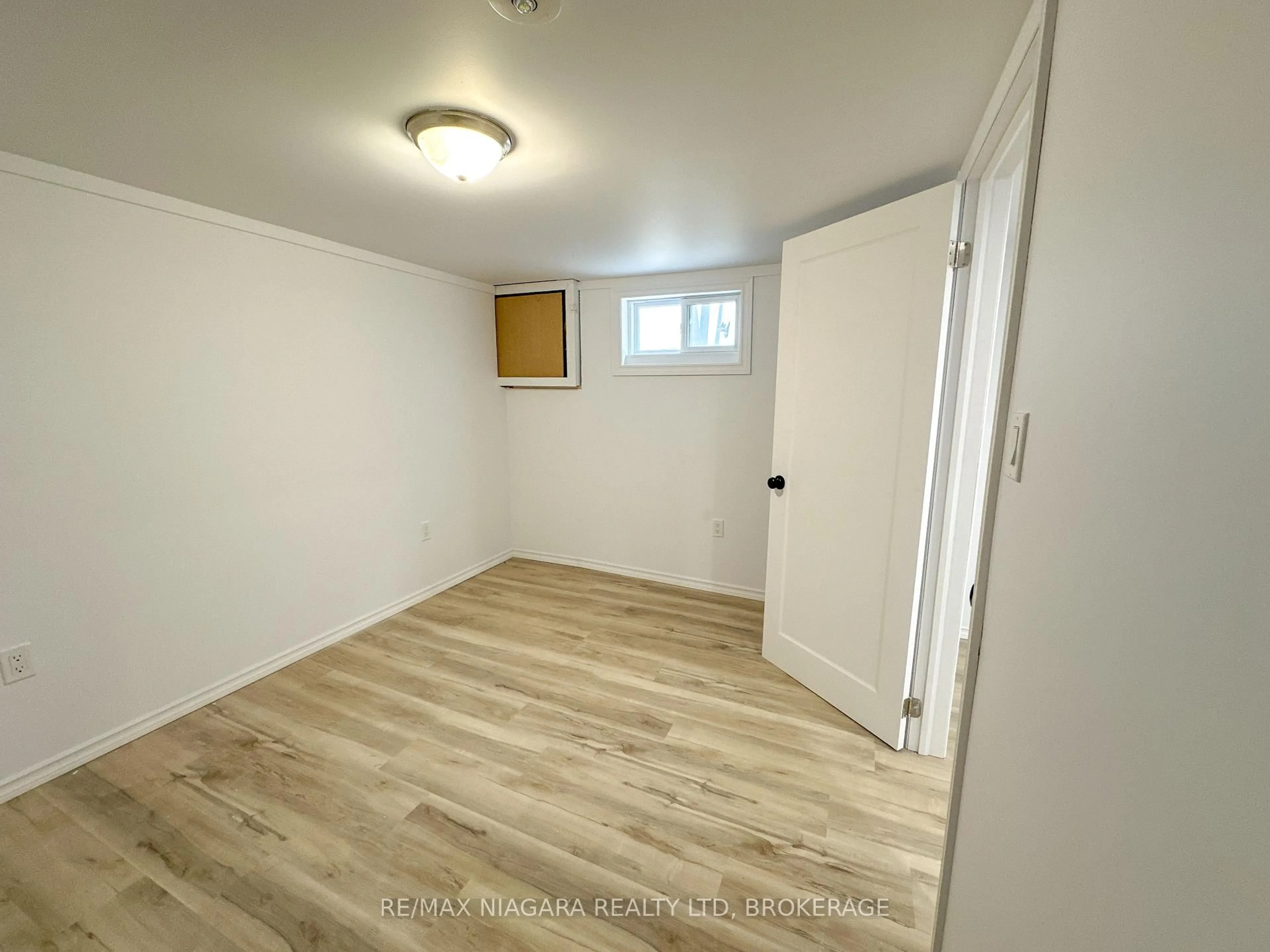 A pic of a room for 233 PELHAM Rd, St. Catharines Ontario L2S 1W8
